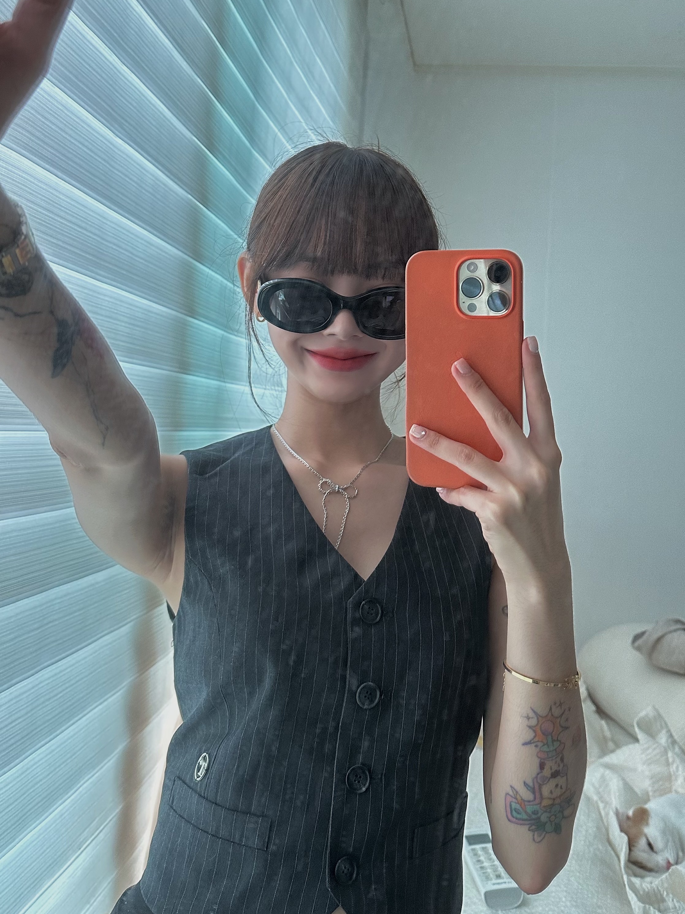 (W) Celine Triomphe 01 Sunglasses in Acetate Black 착용 스타일 - 3