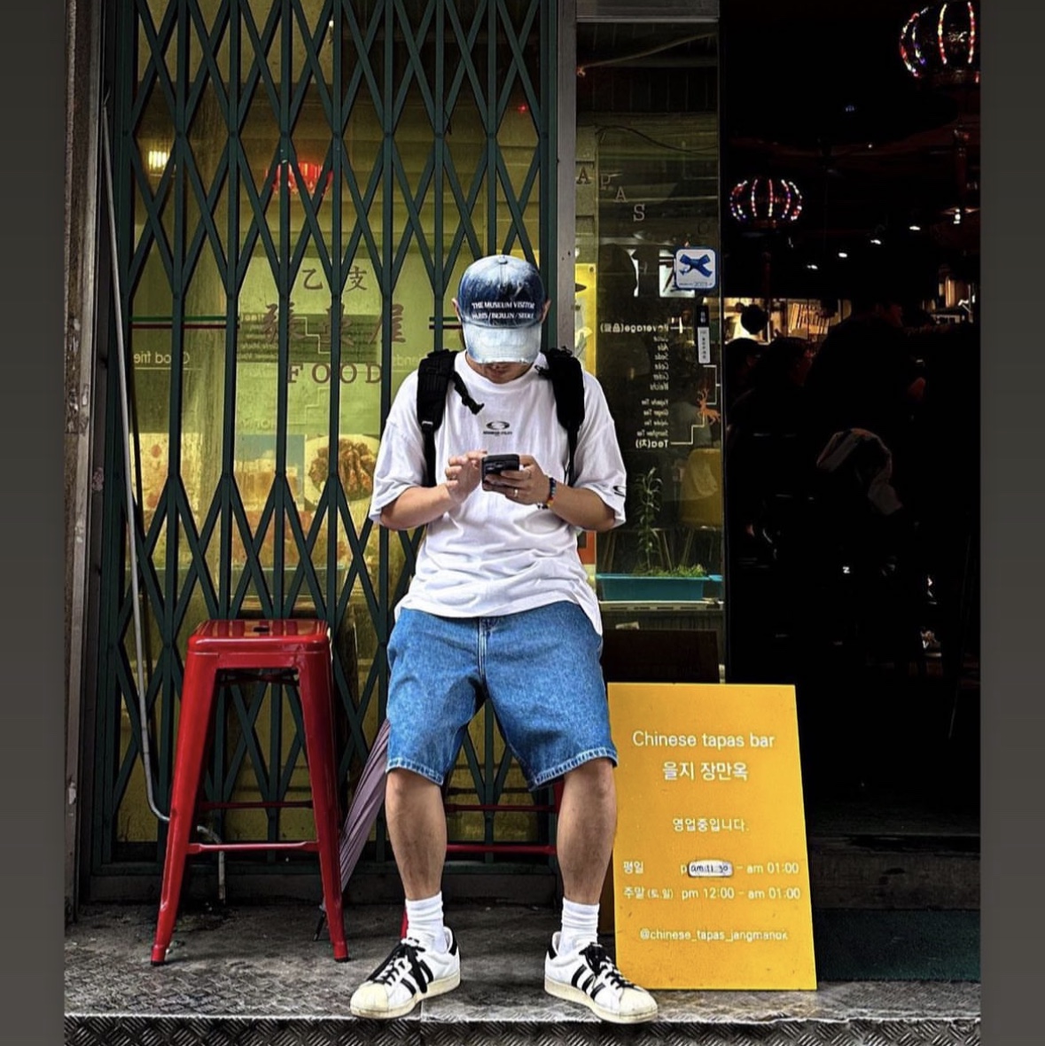 The Museum Visitor Washed Denim Ball Cap White Blue 착용 스타일