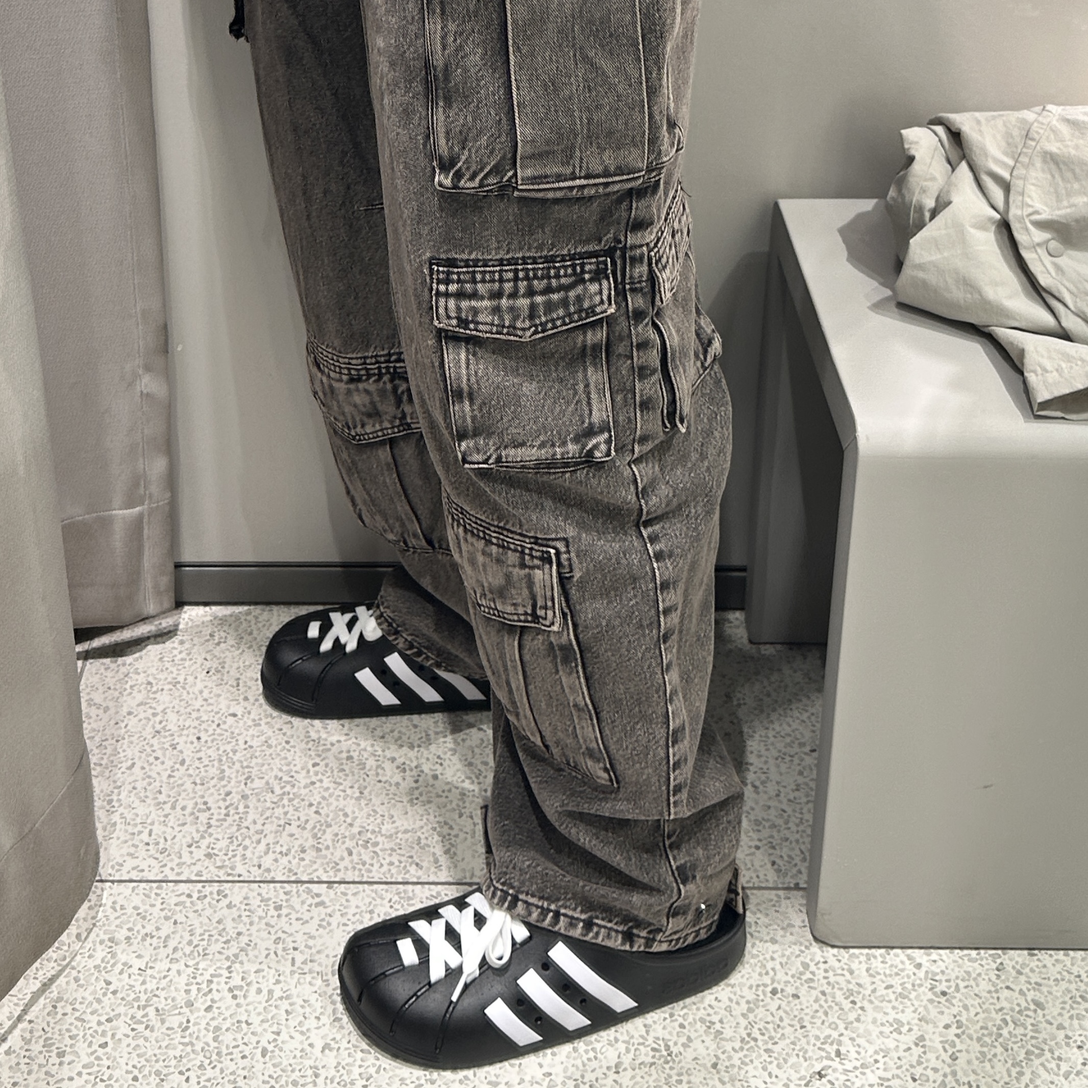 Zara Utility Cargo Jeans Black 착용 스타일 - 2