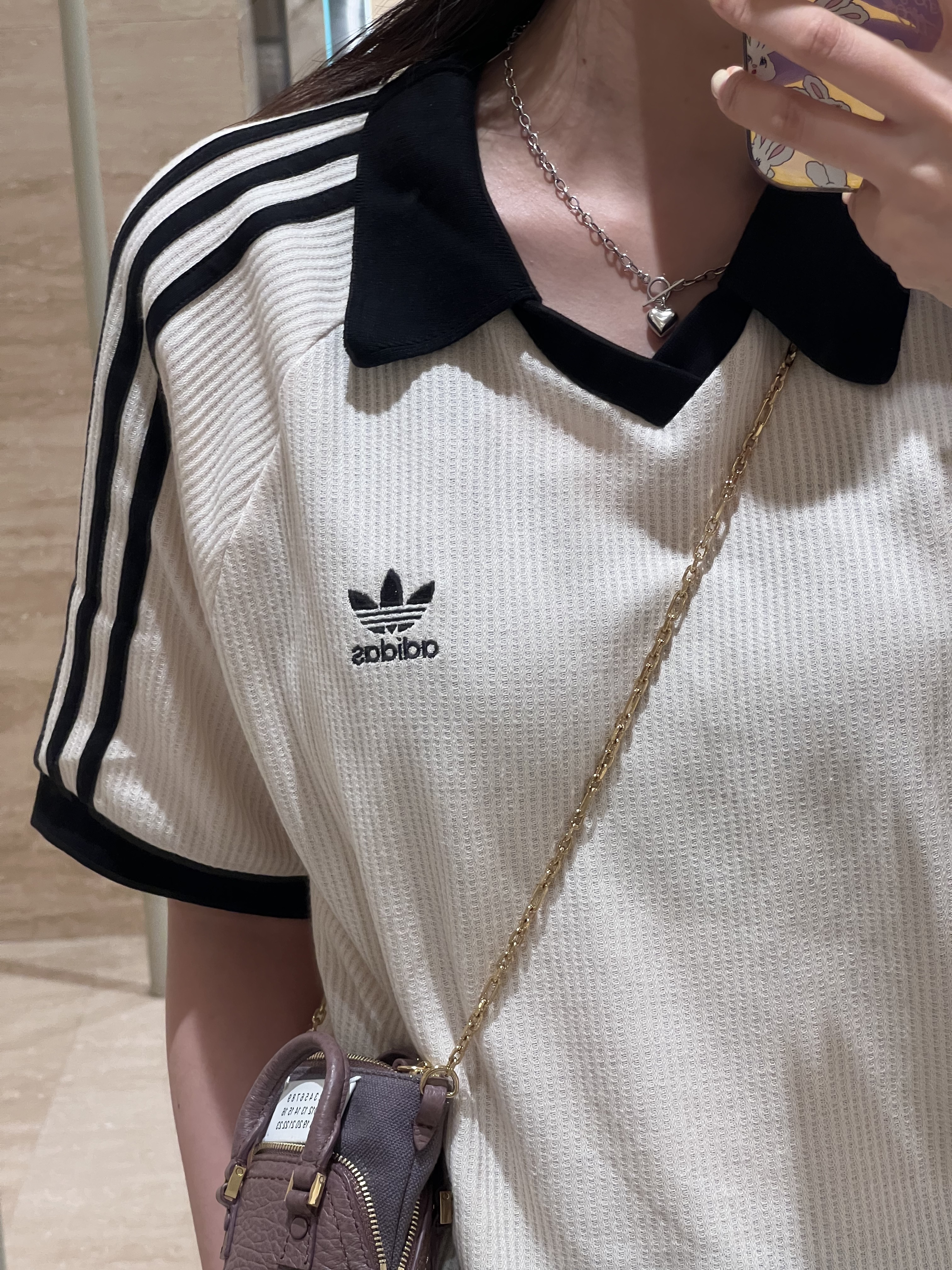 Adidas Adicolor Classics Waffle Polo Shirt Wonder White - KR Sizing, Maison Margiela 5AC Classique Baby Bag Tan 착용 스타일