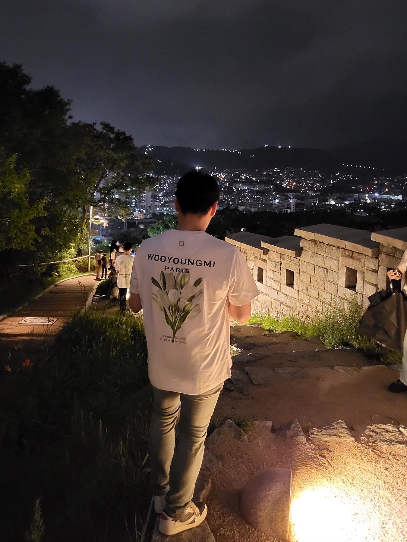Wooyoungmi Flower Print Back Logo T-Shirt White - 22SS, Jordan 1 x Travis Scott Retro Low OG SP Sail and Ridgerock 착용 스타일 - 2