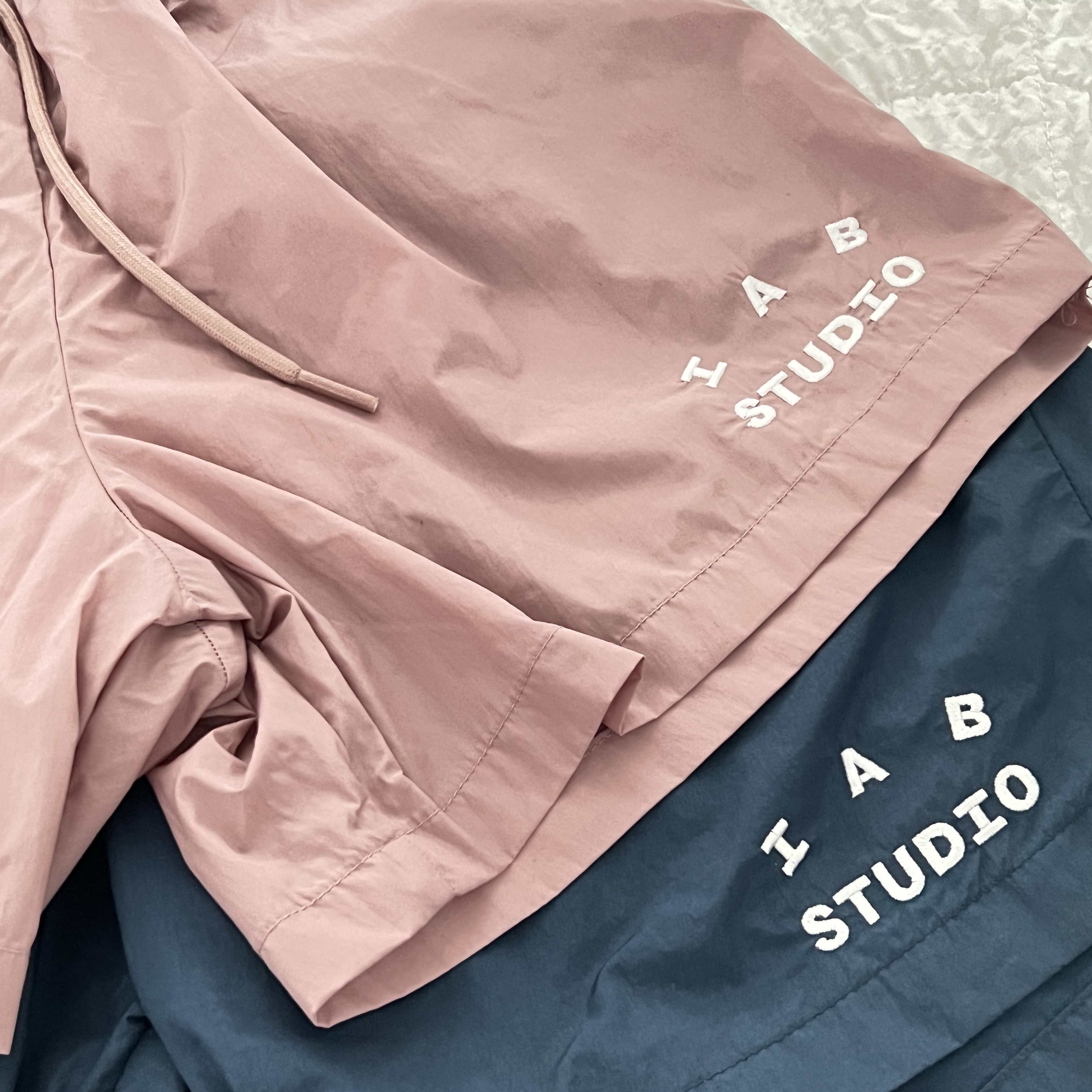 IAB Studio Woven Shorts Pink - The Hyundai Seoul Exclusive, IAB Studio Woven Shorts Navy - The Hyundai Seoul Exclusive 착용 스타일