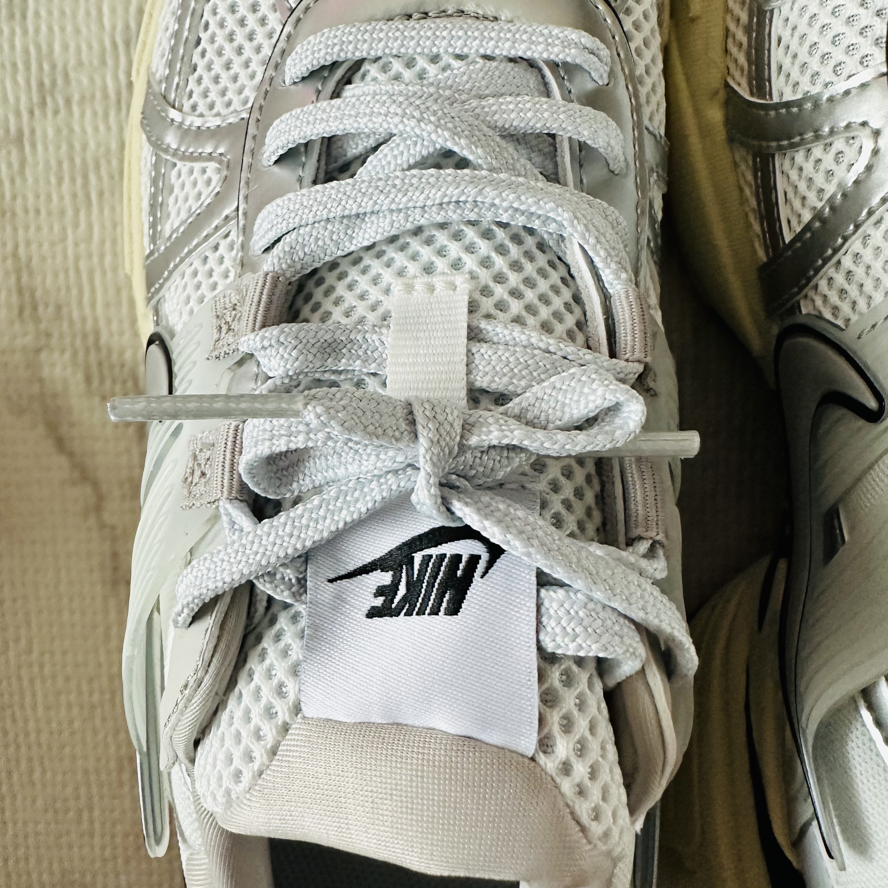 Nike V2K Run Summit White Metallic Silver 착용 스타일 - 4