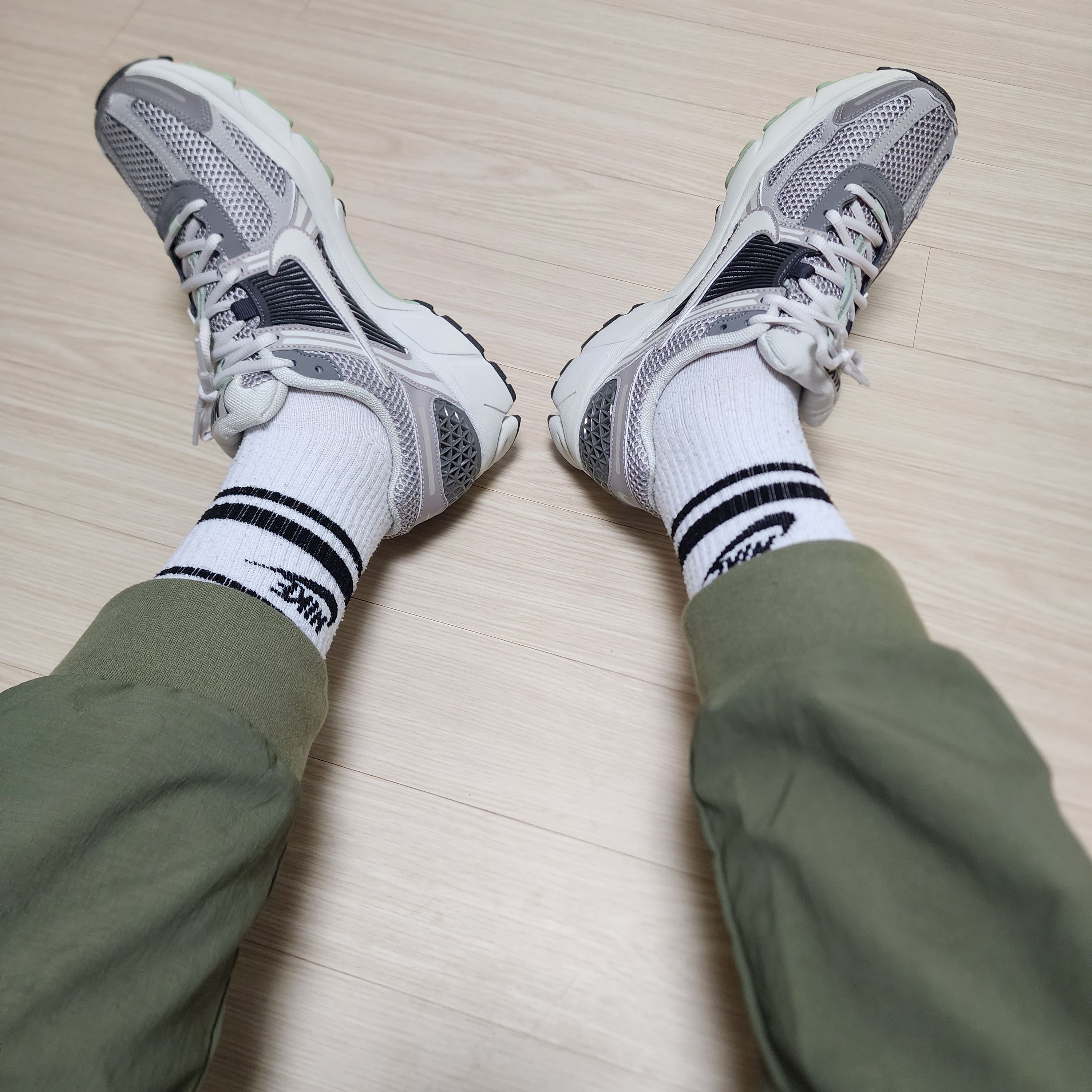 (W) Nike Zoom Vomero 5 Cobblestone and Flat Pewter 착용 스타일
