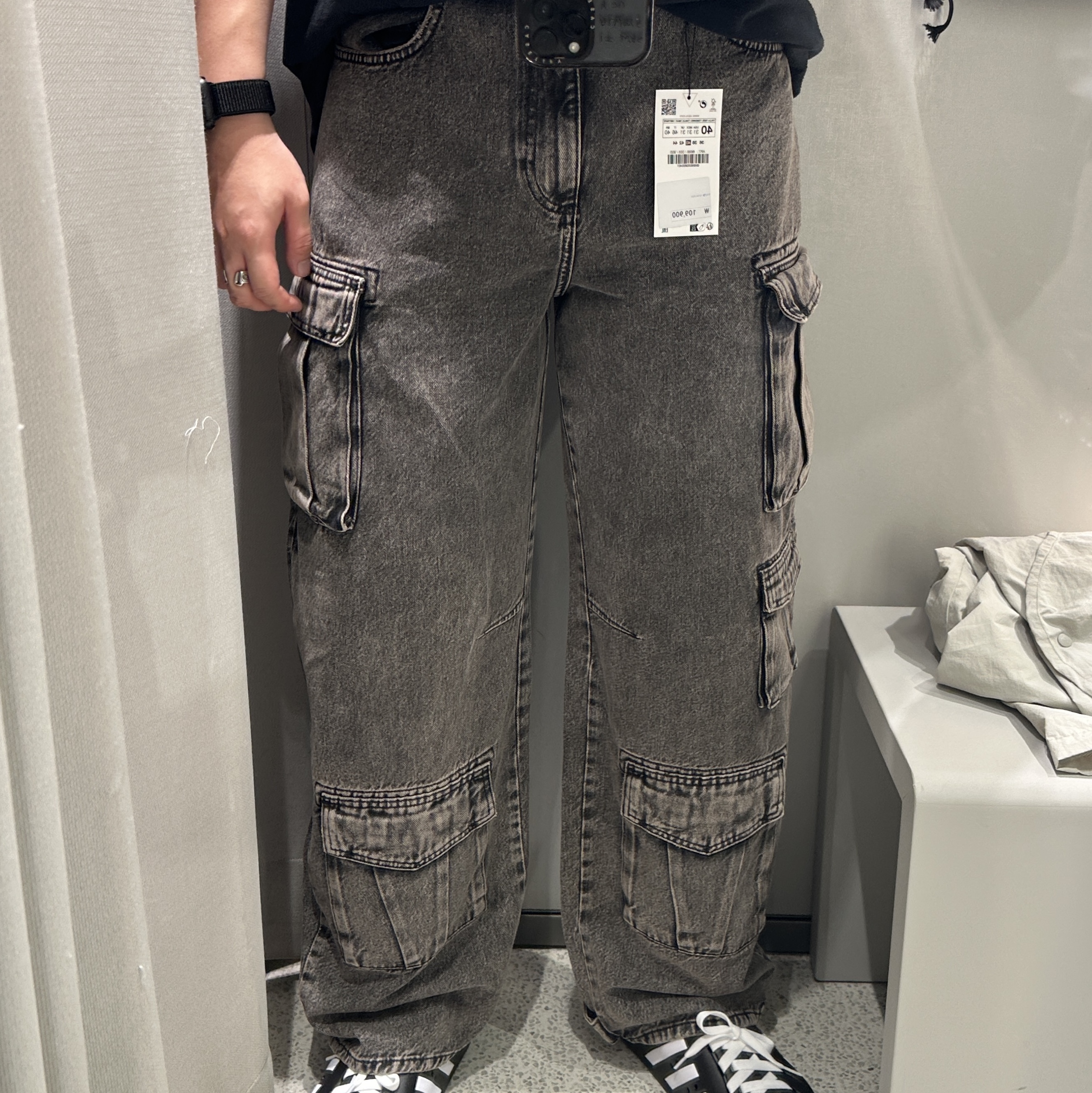 Zara Utility Cargo Jeans Black 착용 스타일 - 1