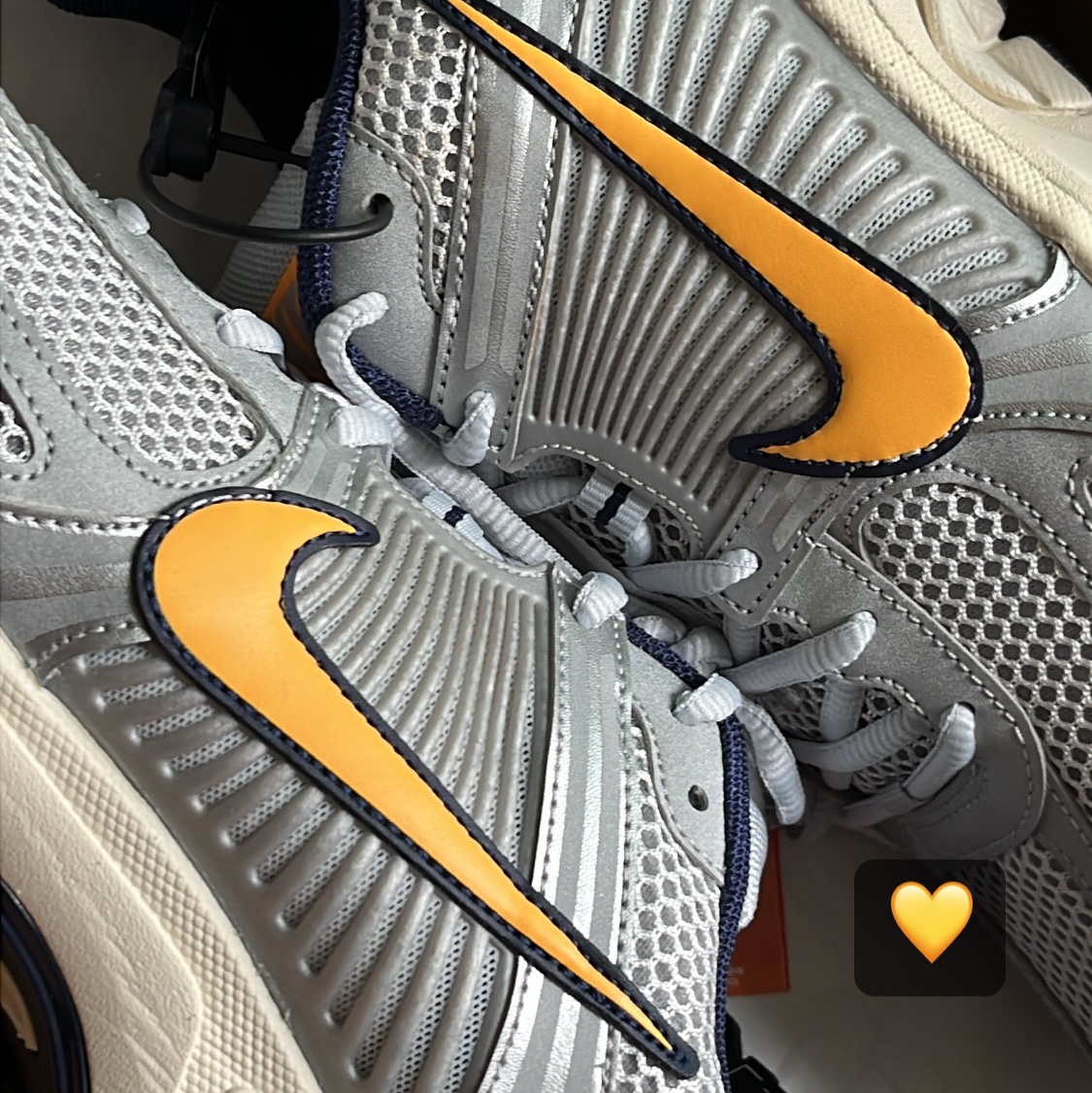 Nike Zoom Vomero 5 Pure Platinum and Laser Orange 착용 스타일 - 1