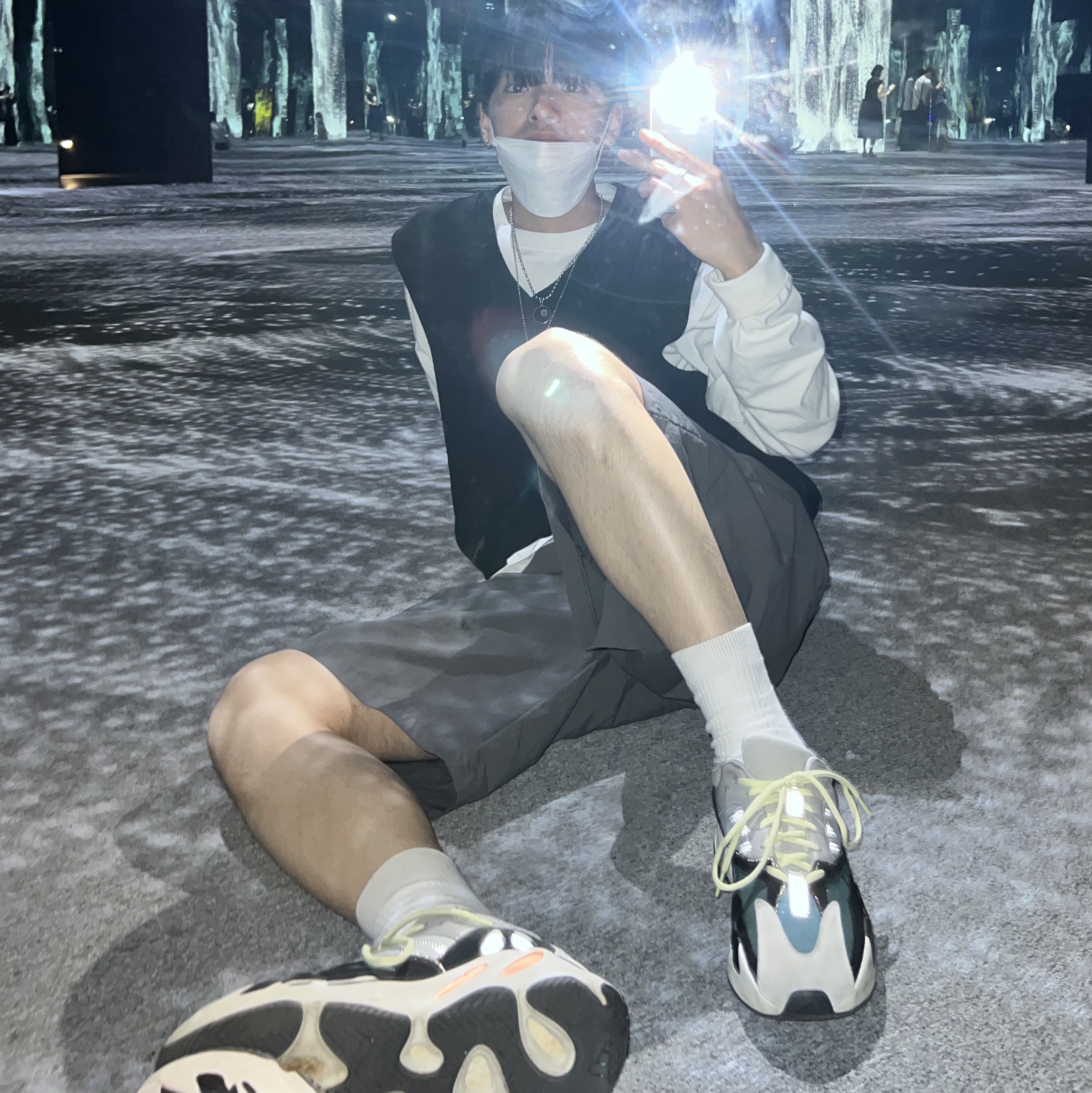 Adidas Yeezy Boost 700 Wave Runner Solid Grey 2021/2022, Stussy World Tour LS T-Shirt White 착용 스타일 - 1