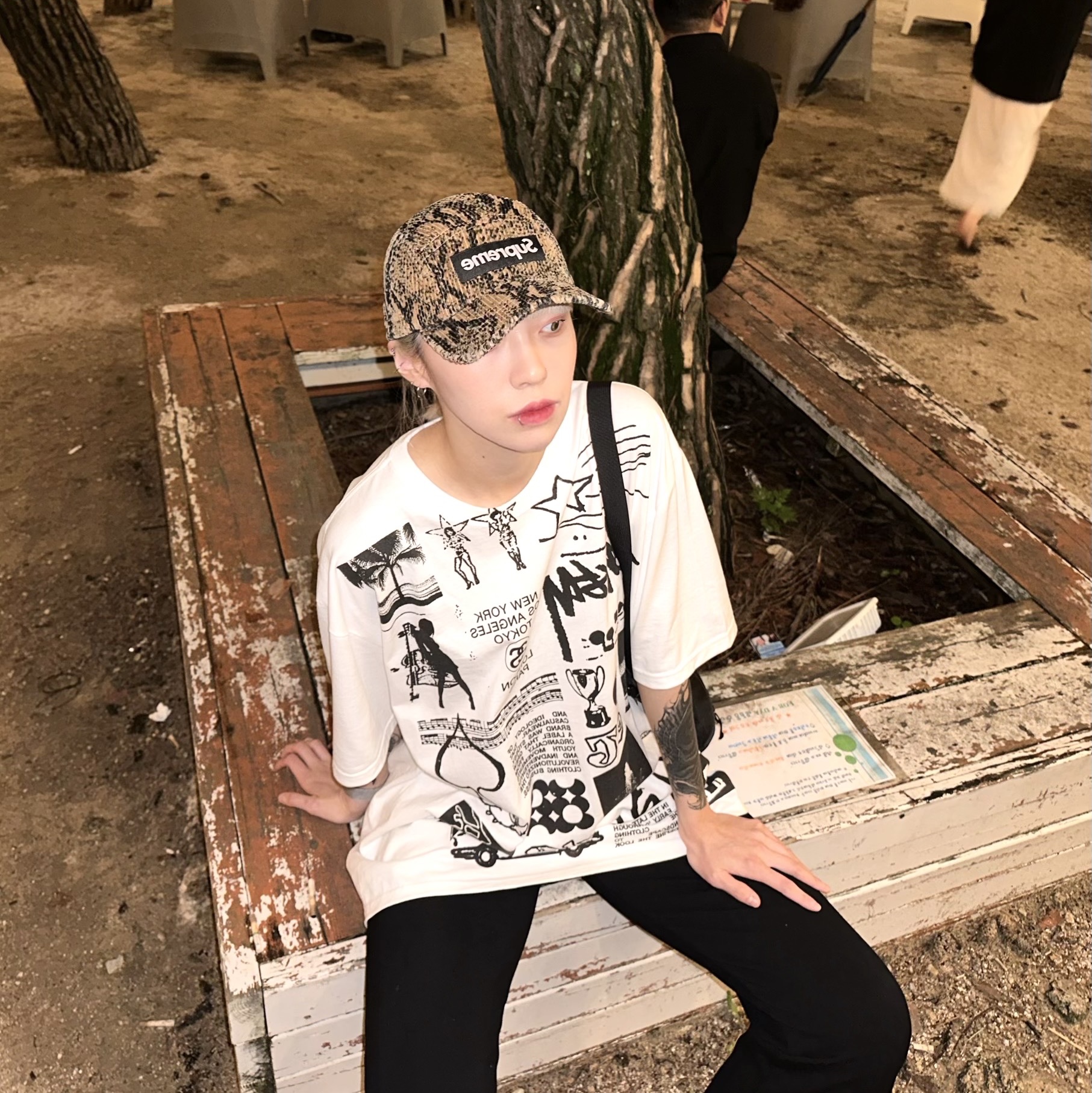 Stussy Sara T-Shirt White, (W) Balenciaga Track Sneakers White Orange 착용 스타일 - 2