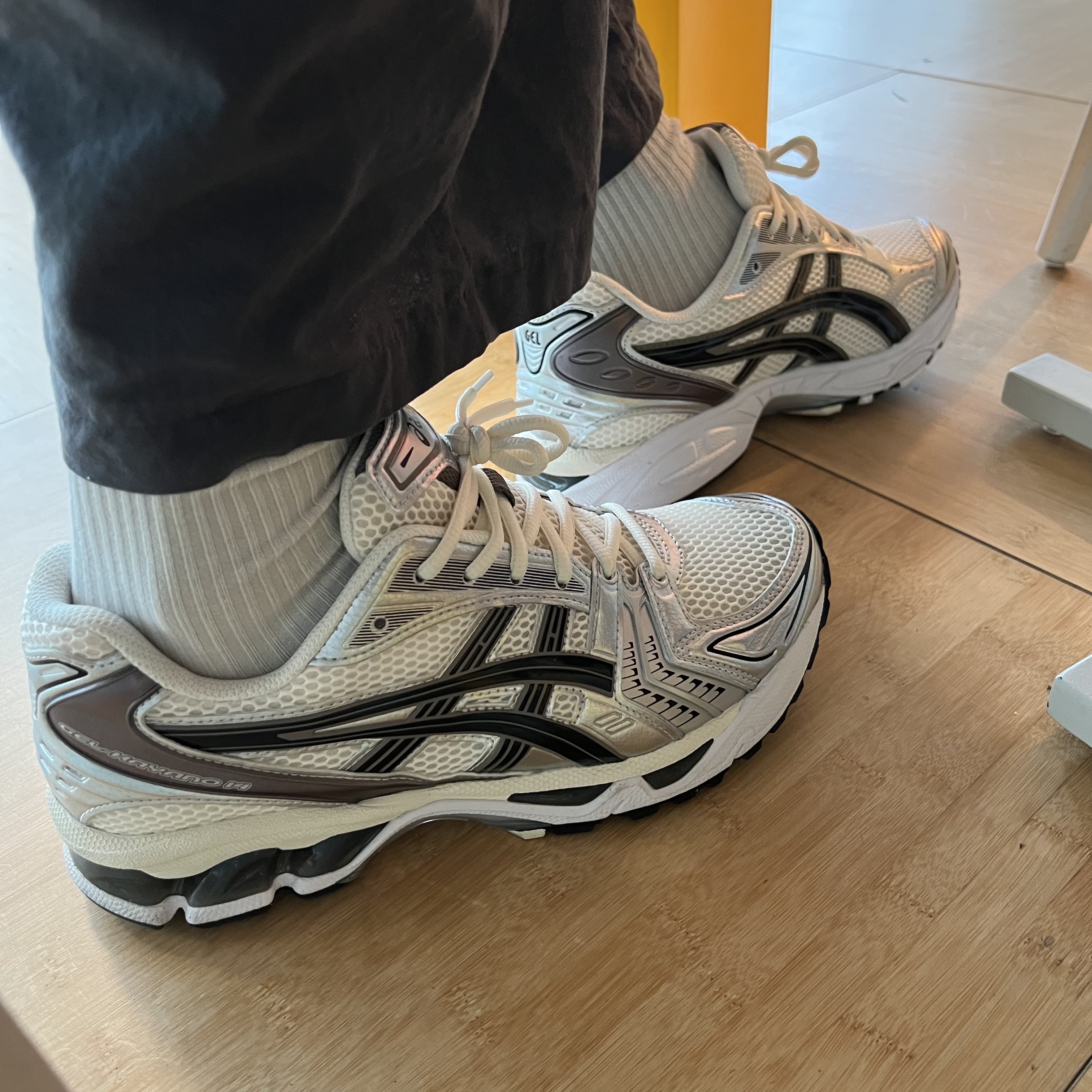 Asics Gel-Kayano 14 Cream Black 착용 스타일 - 1