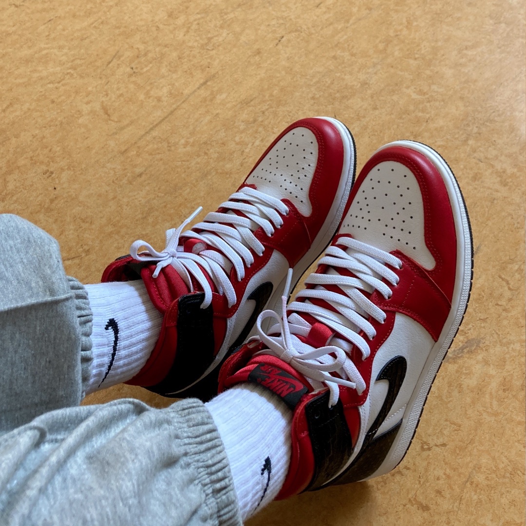 (W) Jordan 1 Retro High Satin Red 착용 스타일