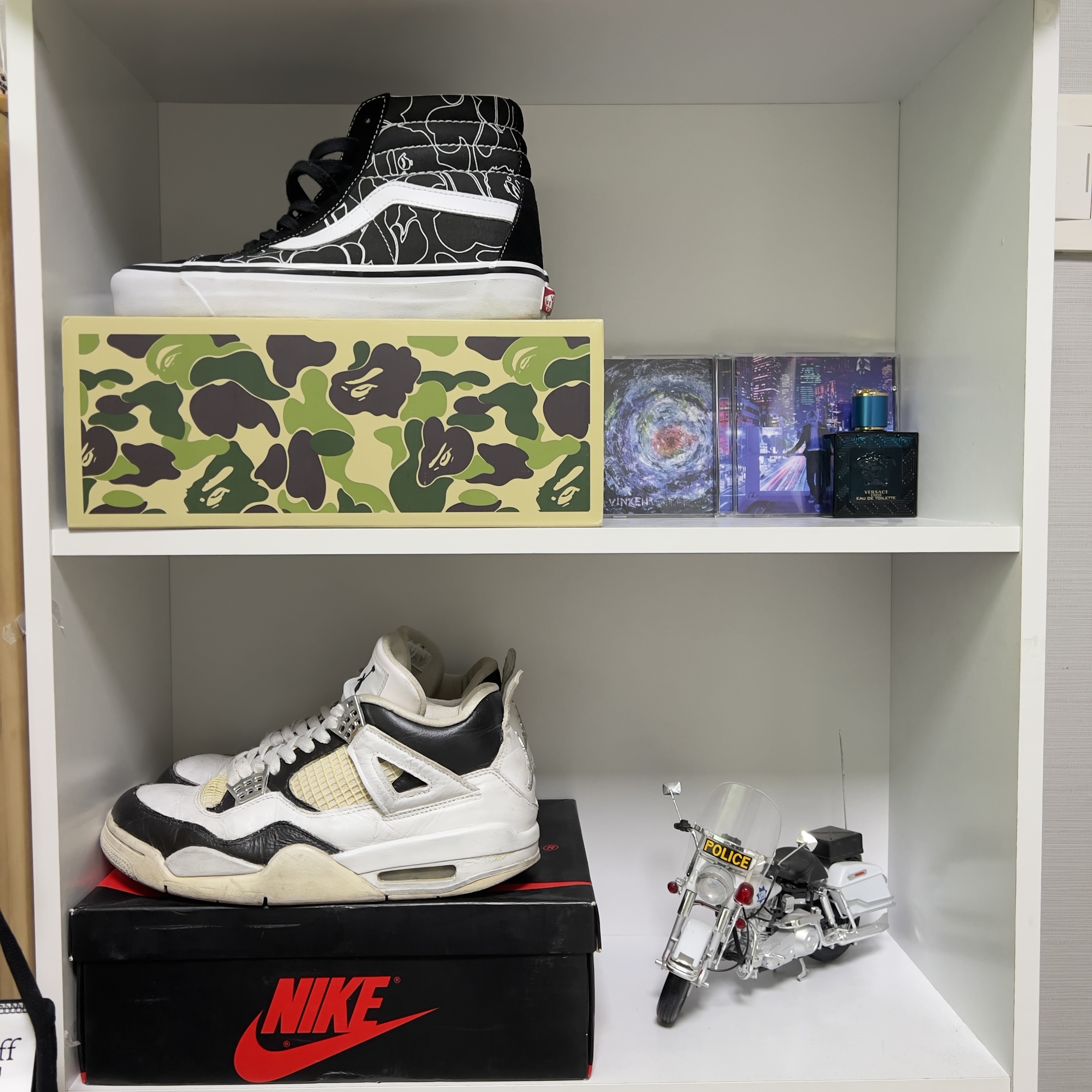 Casetify x IAB Studio Single White Logo AirPods Pro Case Clear, Vans x BAPE Sk8-Hi 38 DX Line ABC Camo Black 착용 스타일 - 2