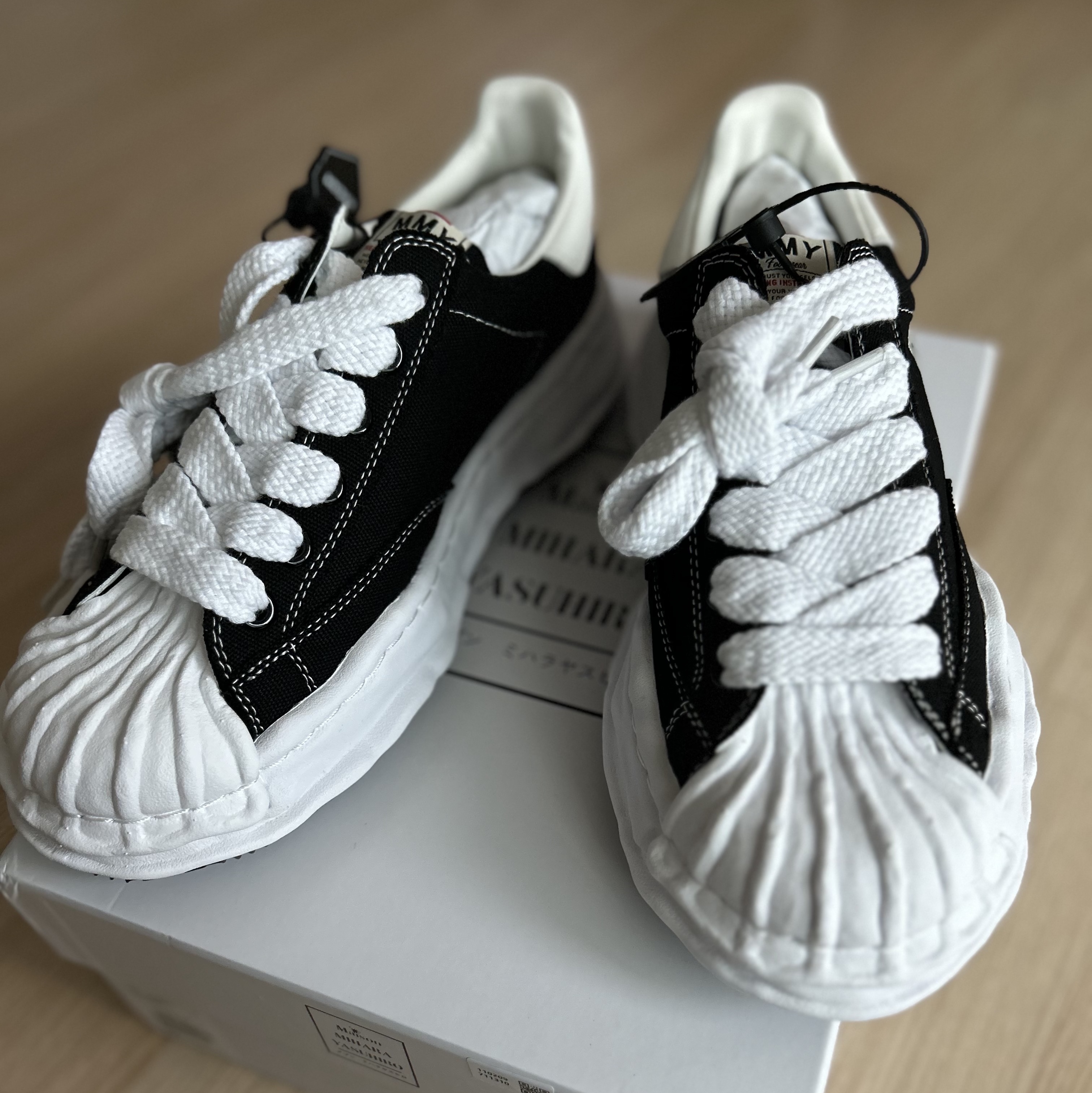 Maison Mihara Yasuhiro Blakey OG Sole Canvas Low-top Sneakers Black White 착용 스타일 - 1
