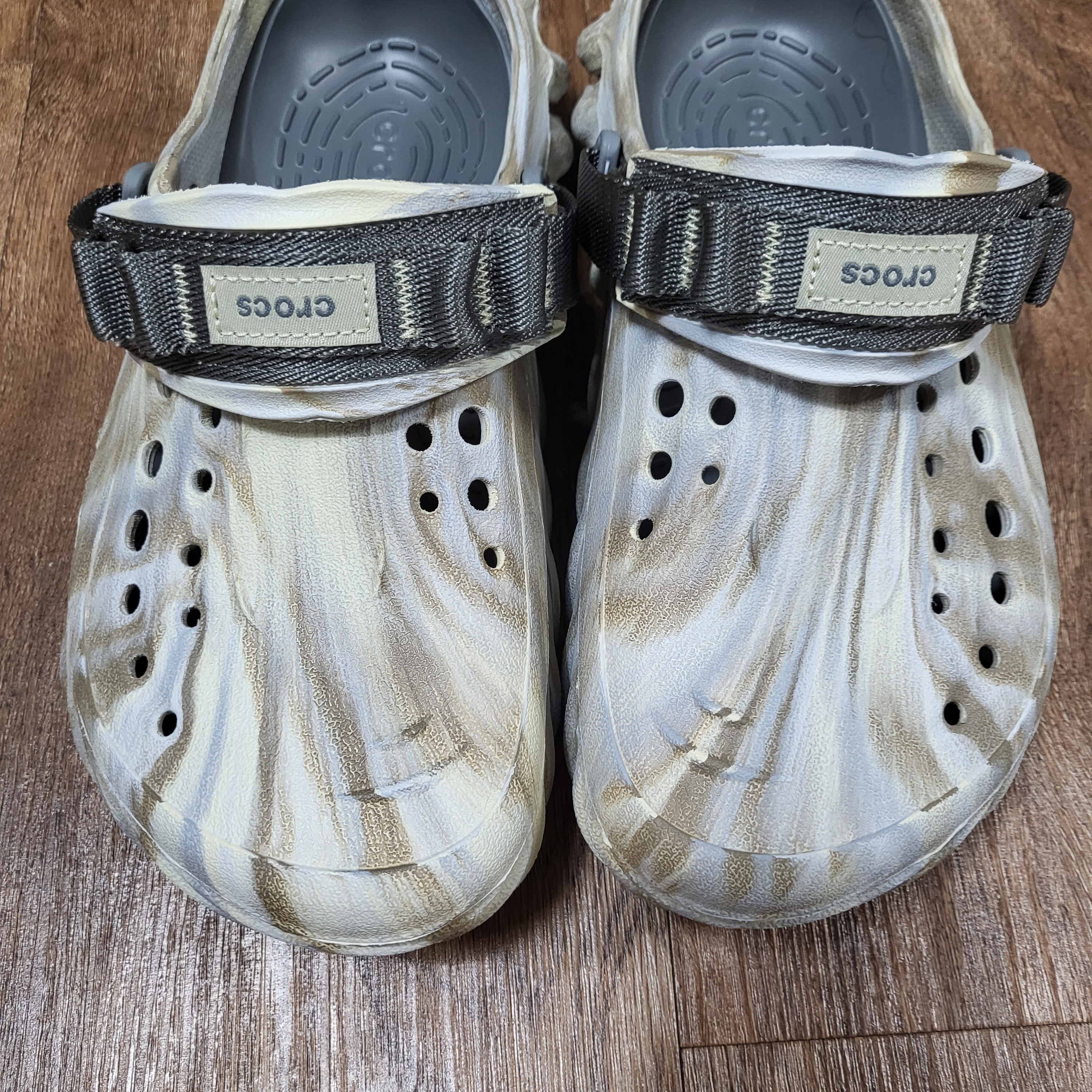 Crocs Echo Marbled Clog Bone Multi 착용 스타일