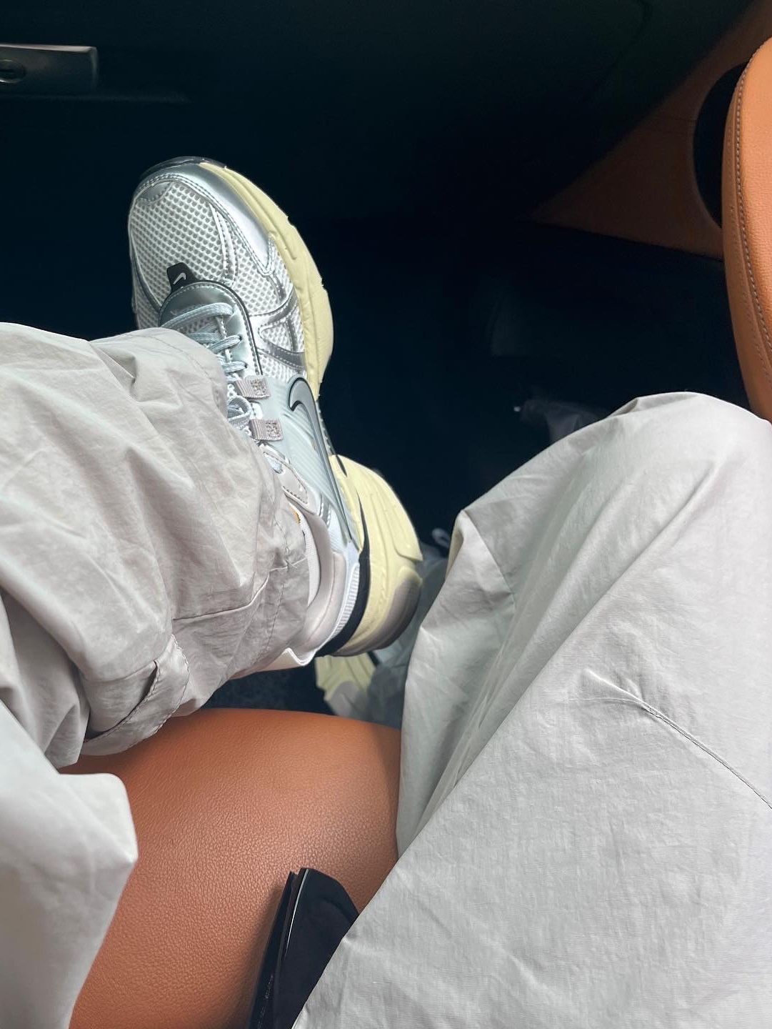 Nike V2K Run Summit White Metallic Silver 착용 스타일 - 5
