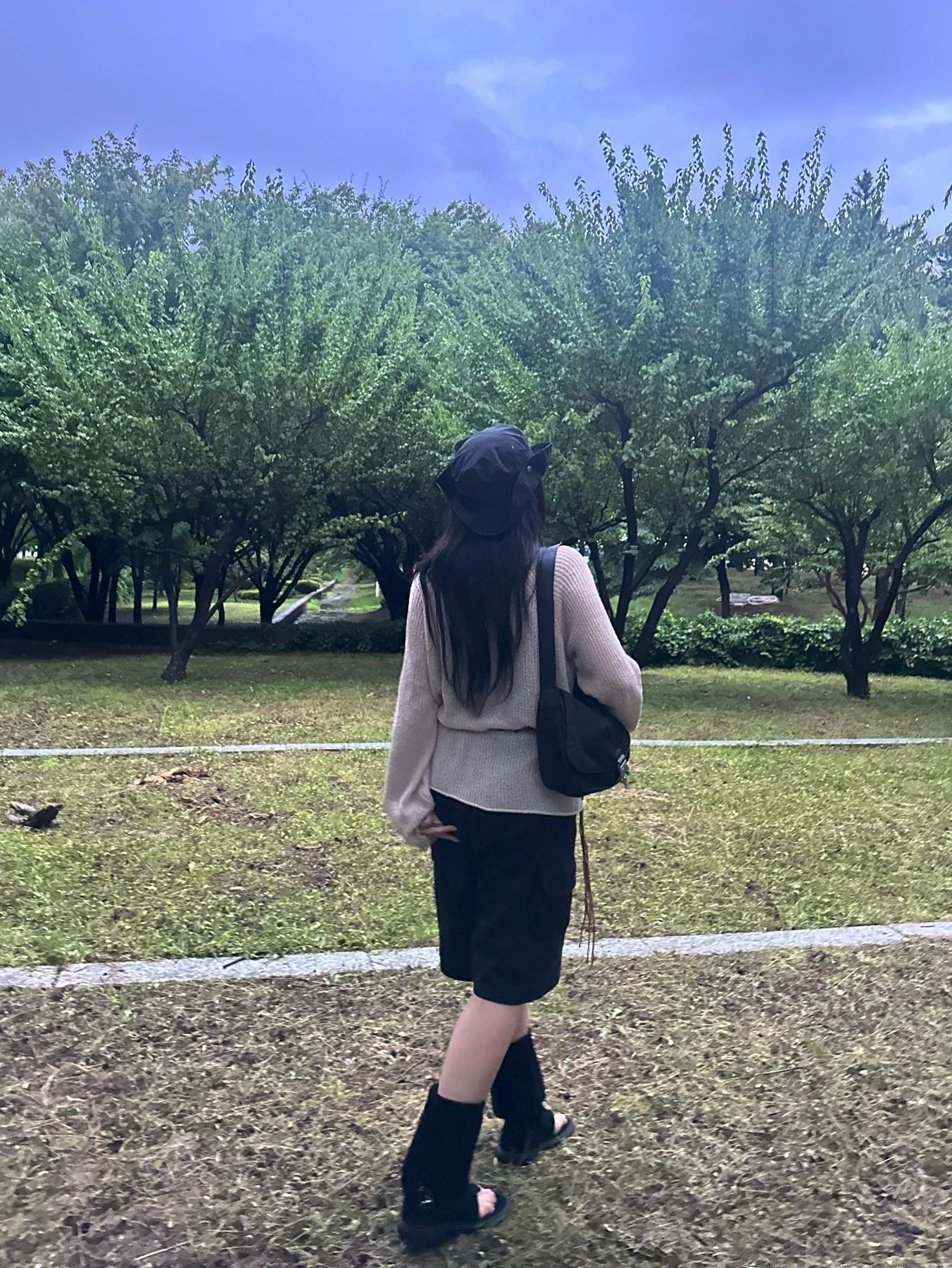 Matin Kim Buckle Bag Black 착용 스타일 - 2