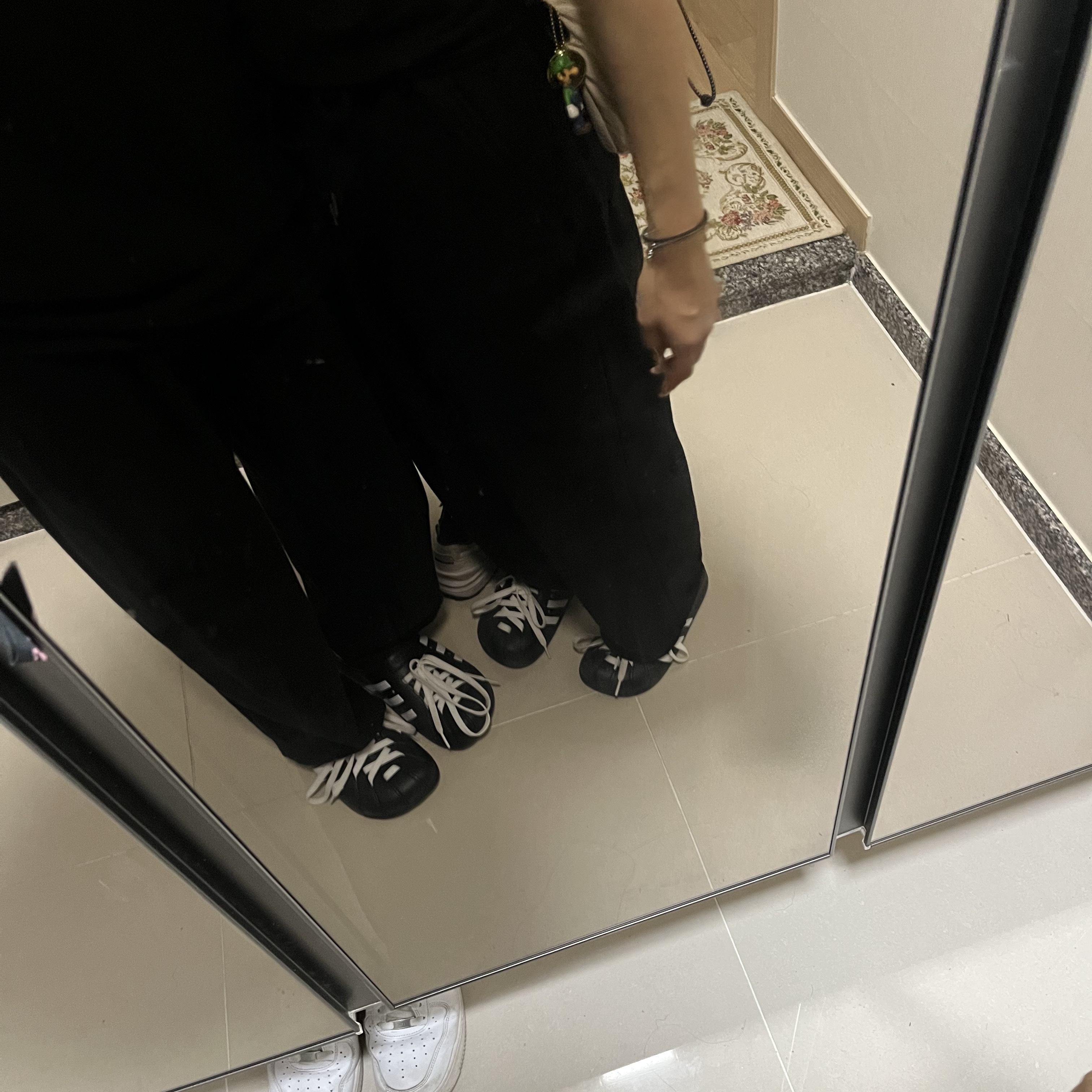 Adidas Adilette Clog Black White 착용 스타일