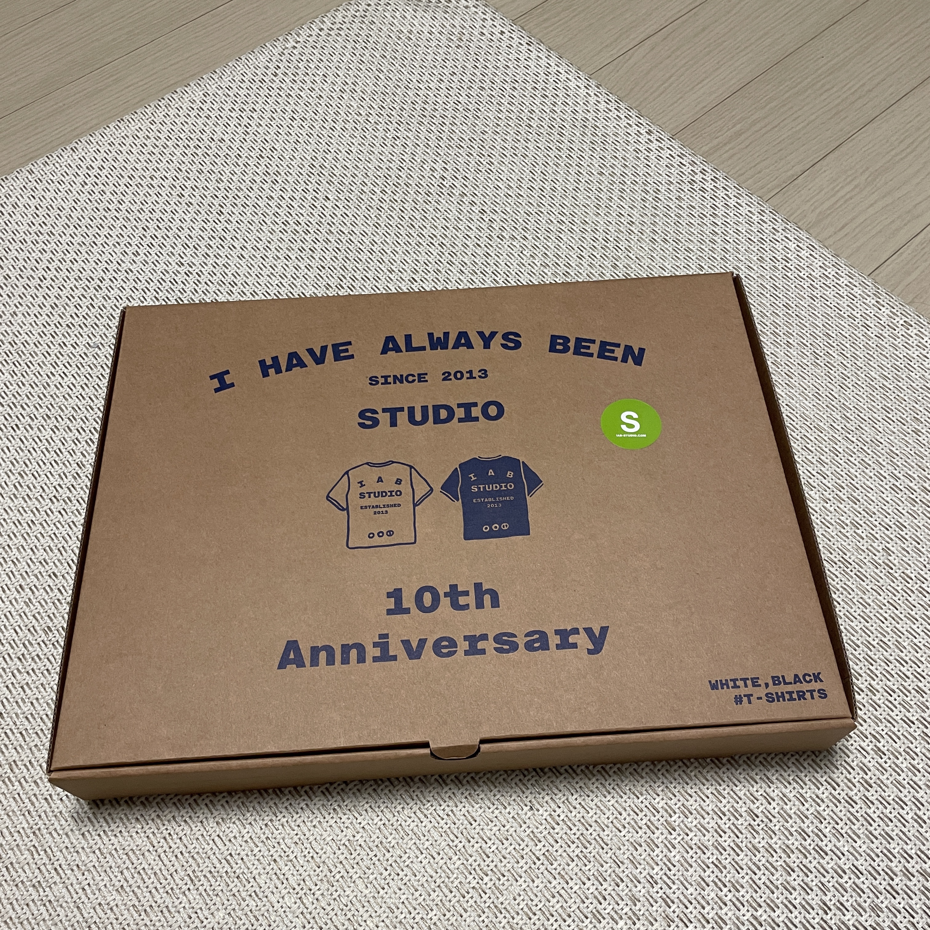 IAB Studio 10th Anniversary T-Shirts Pack White & Black (2 Pack) 착용 스타일 - 1