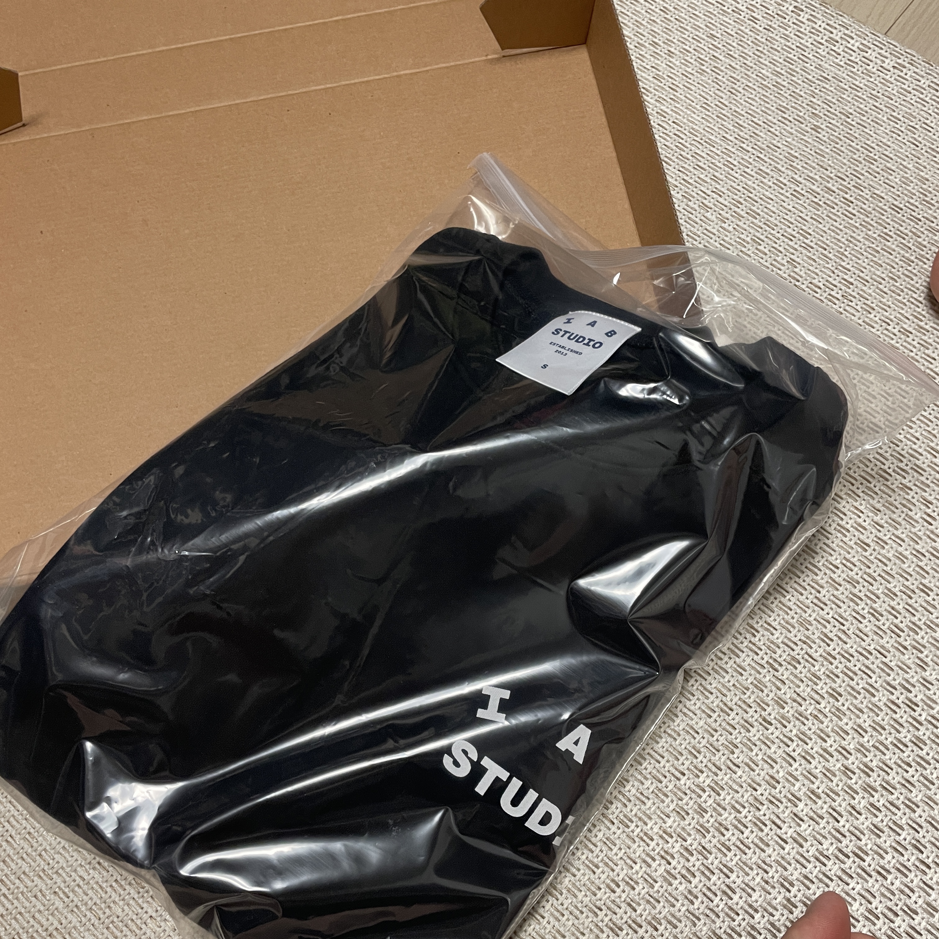 IAB Studio 10th Anniversary T-Shirts Pack White & Black (2 Pack) 착용 스타일 - 2