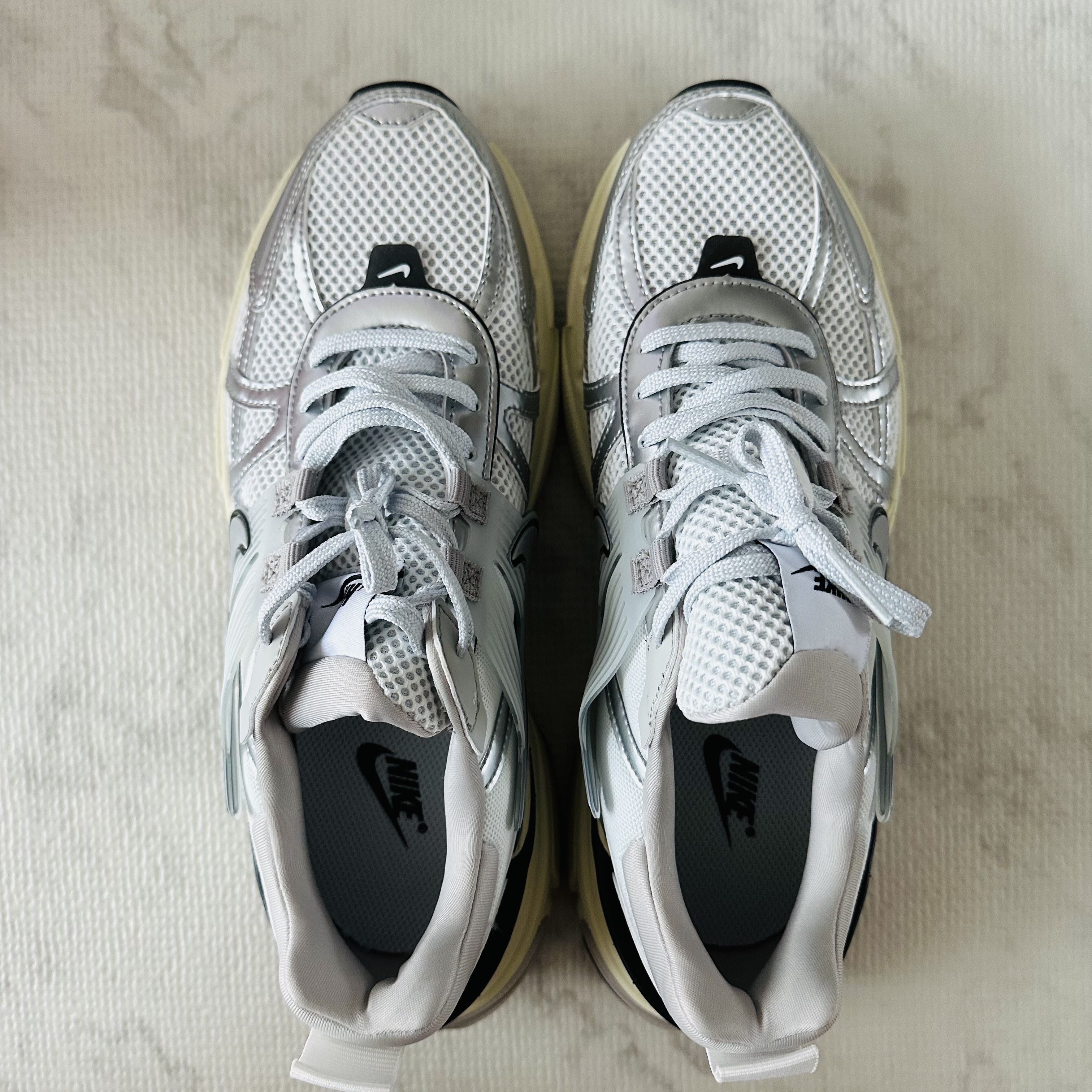 Nike V2K Run Summit White Metallic Silver 착용 스타일 - 1