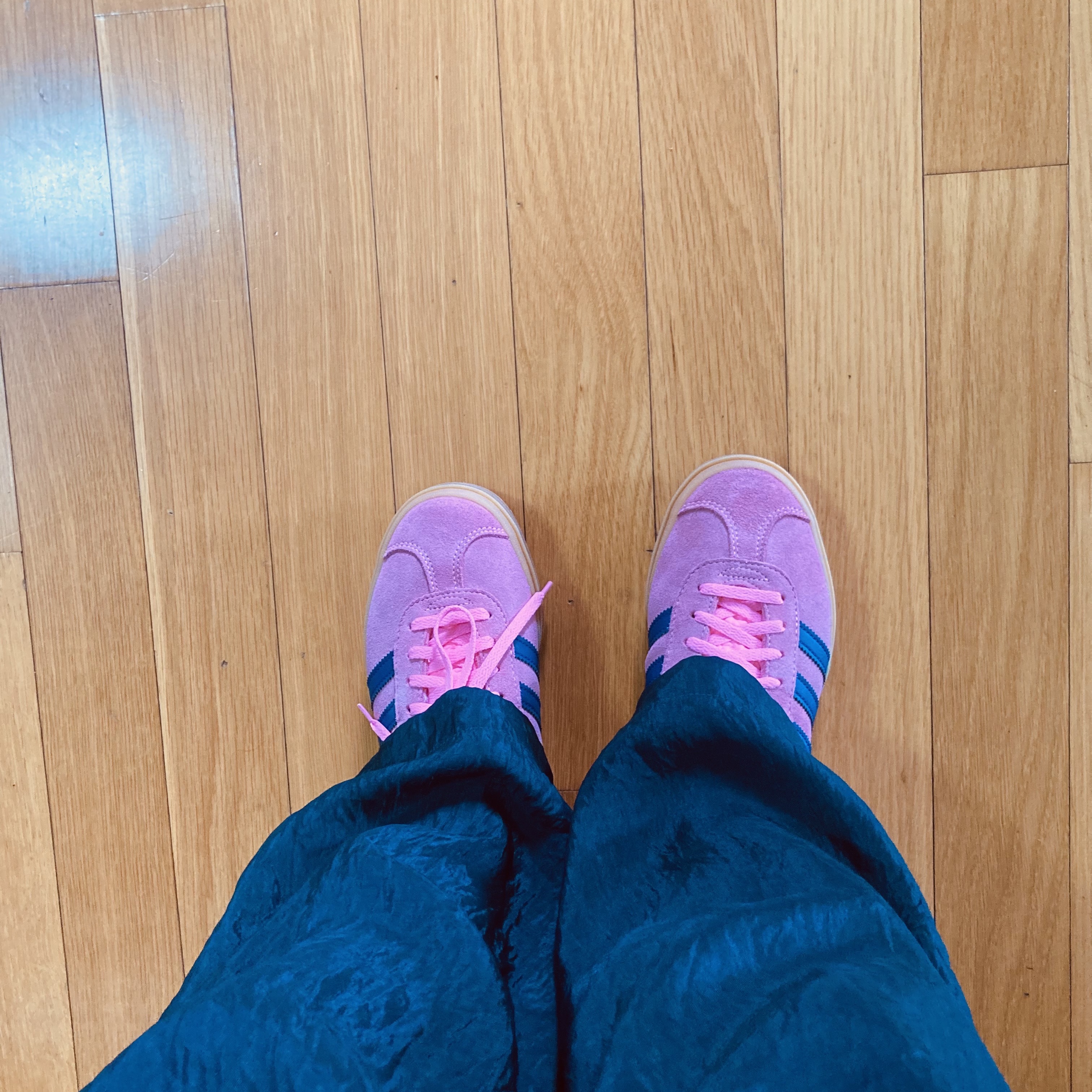 (W) Adidas Gazelle Bold Pink Glow Victory Blue 착용 스타일 - 1