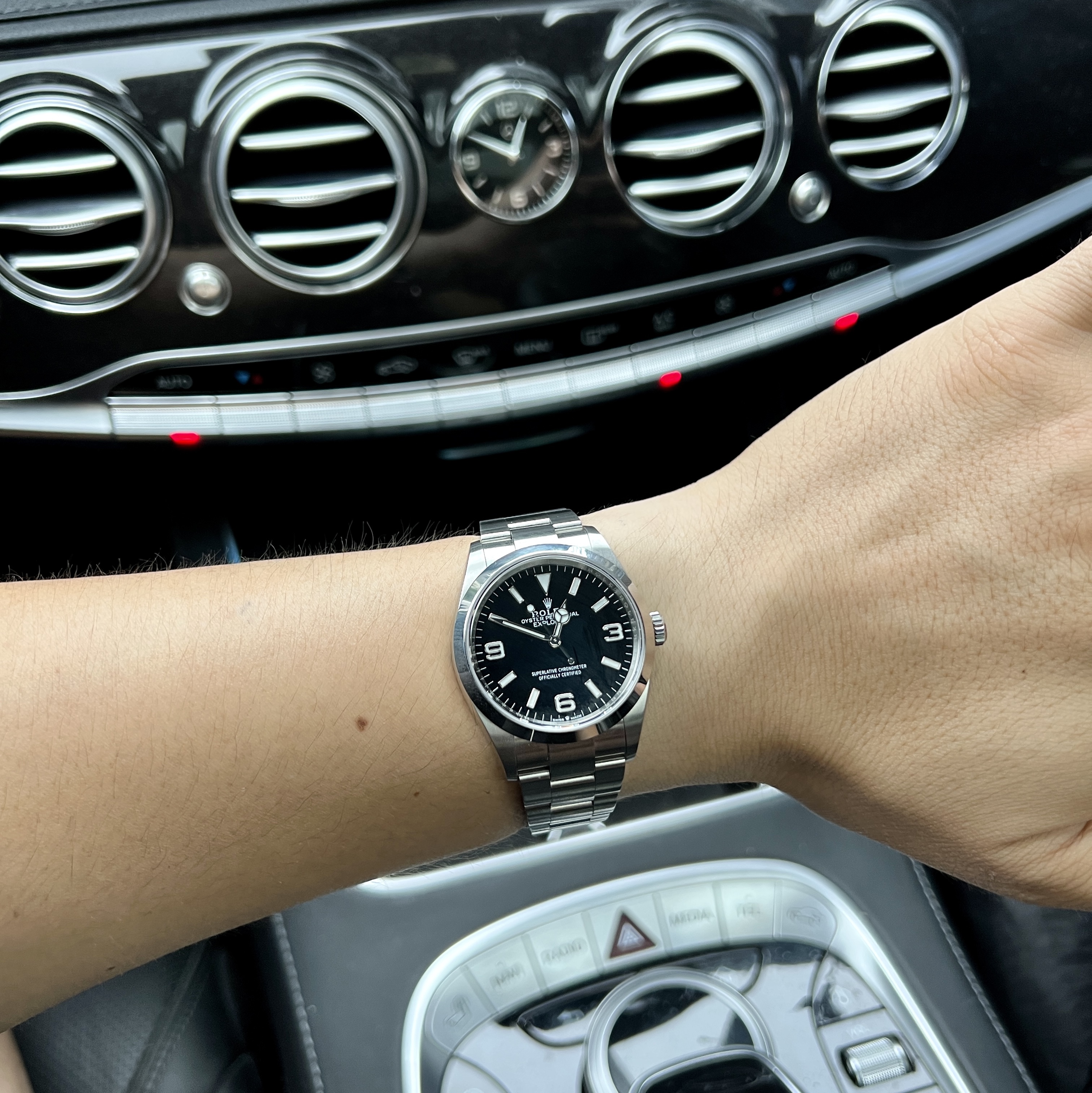 Rolex Explorer 36mm 124270 Black Oyster 착용 스타일 - 1