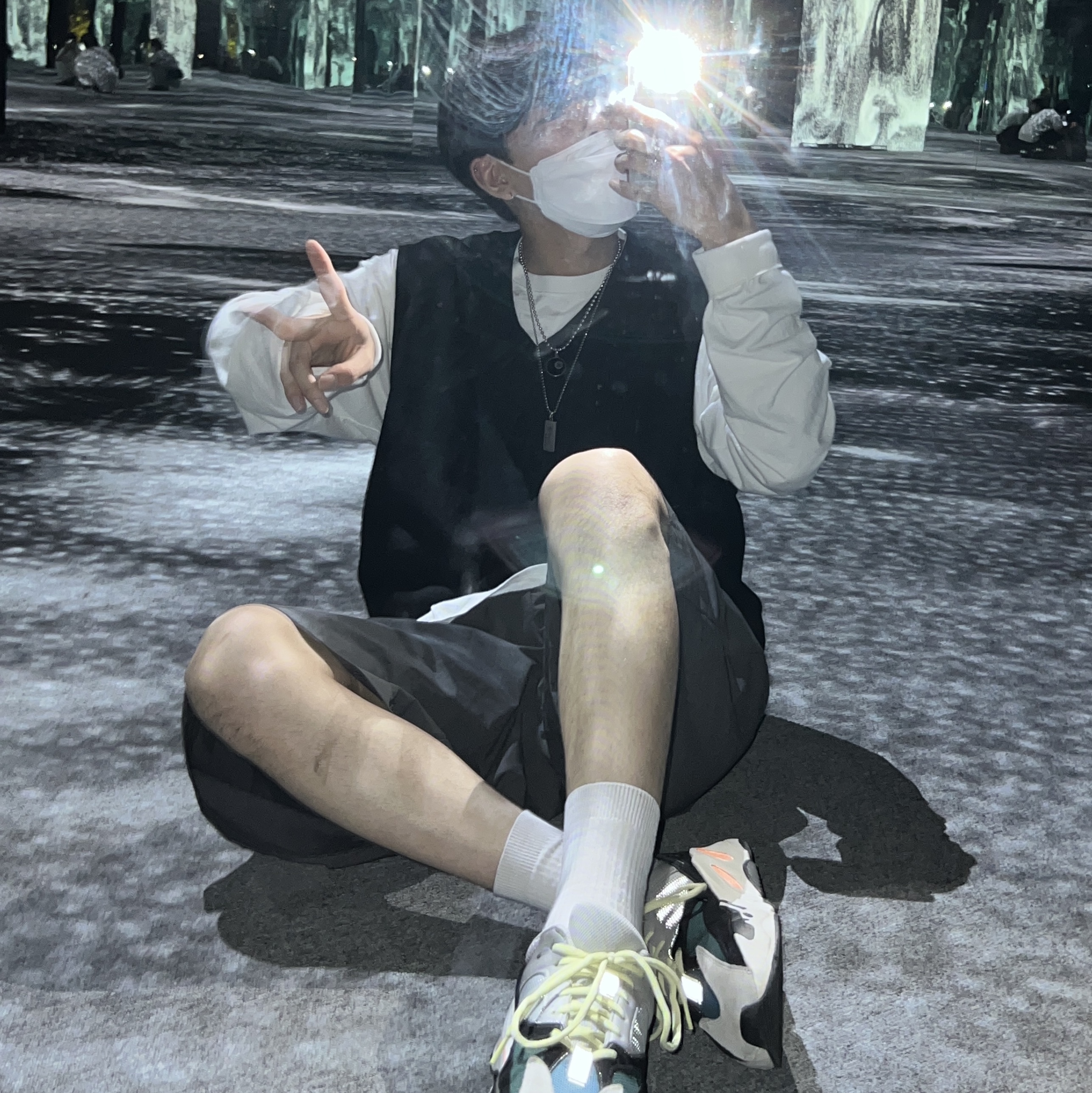 Adidas Yeezy Boost 700 Wave Runner Solid Grey 2021/2022, Stussy World Tour LS T-Shirt White 착용 스타일 - 2