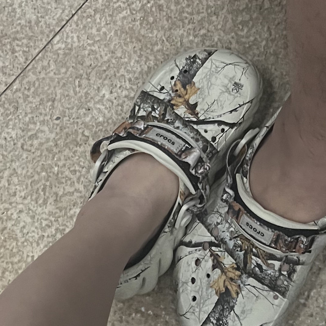 Crocs Echo Clog Real Tree Bone 착용 스타일