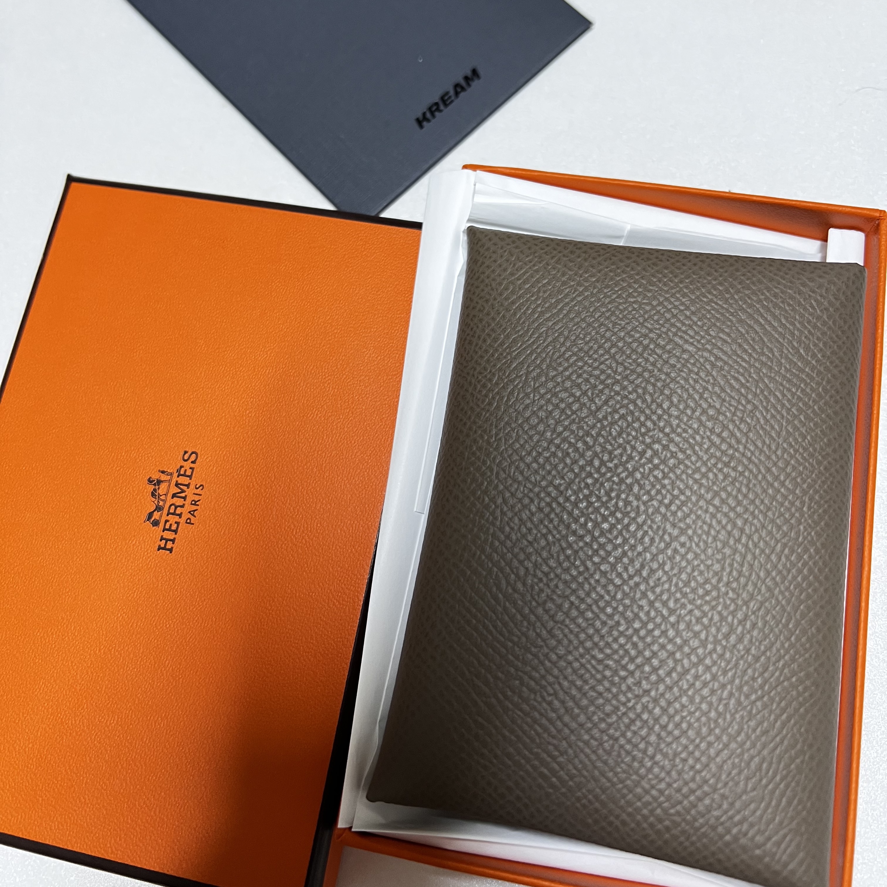 Hermes Calvi Duo Card Holder Epsom & Palladium Etoupe 착용 스타일