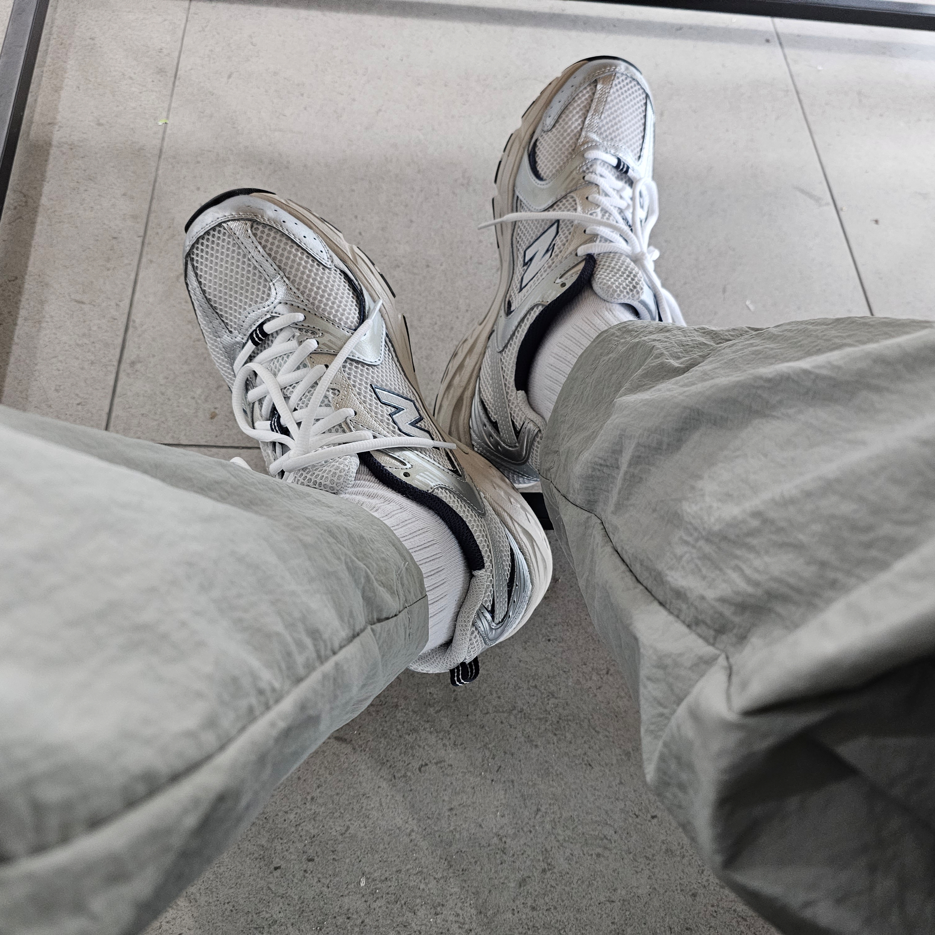 New Balance 530 Steel Grey 착용 스타일