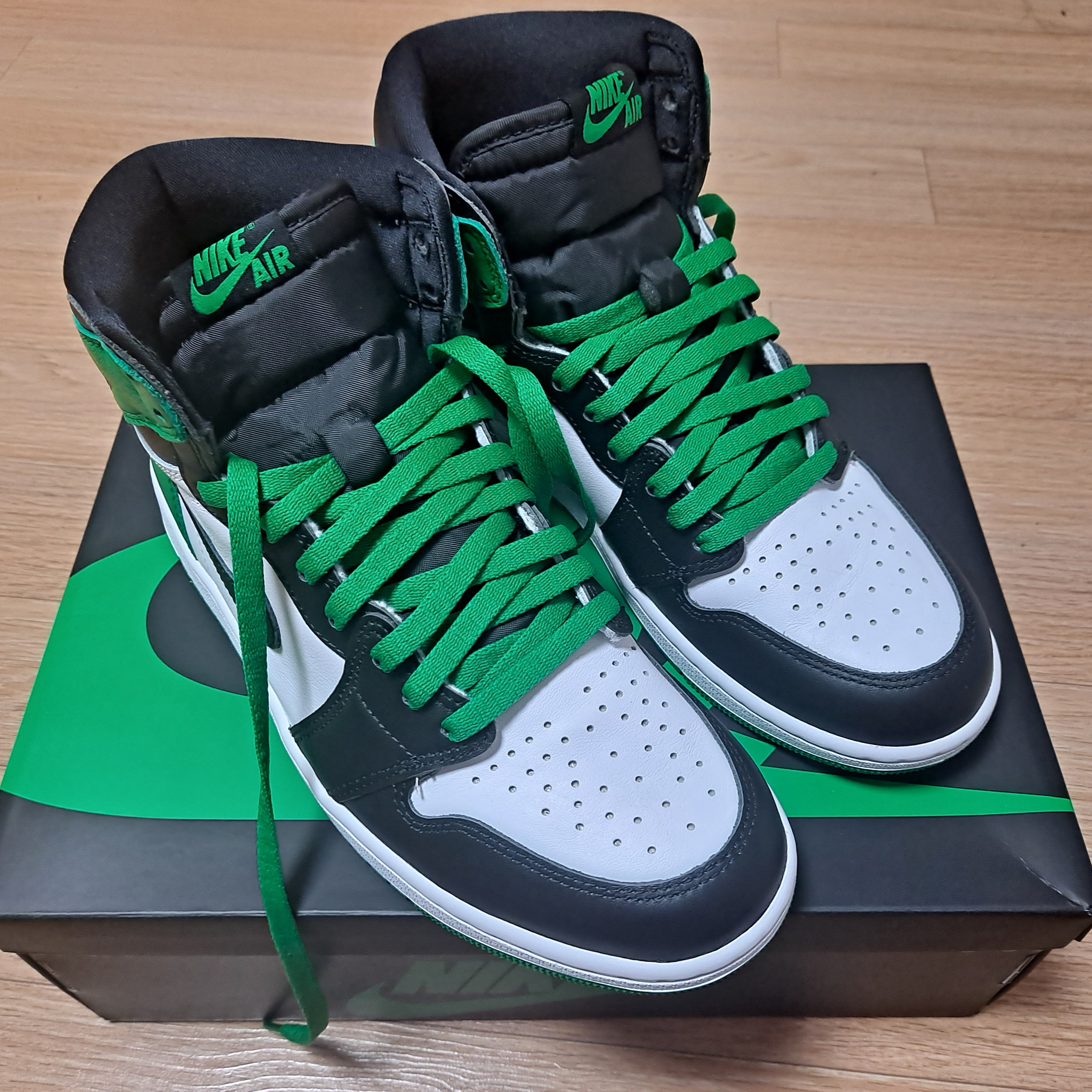 Jordan 1 Retro High OG Black and Lucky Green 착용 스타일