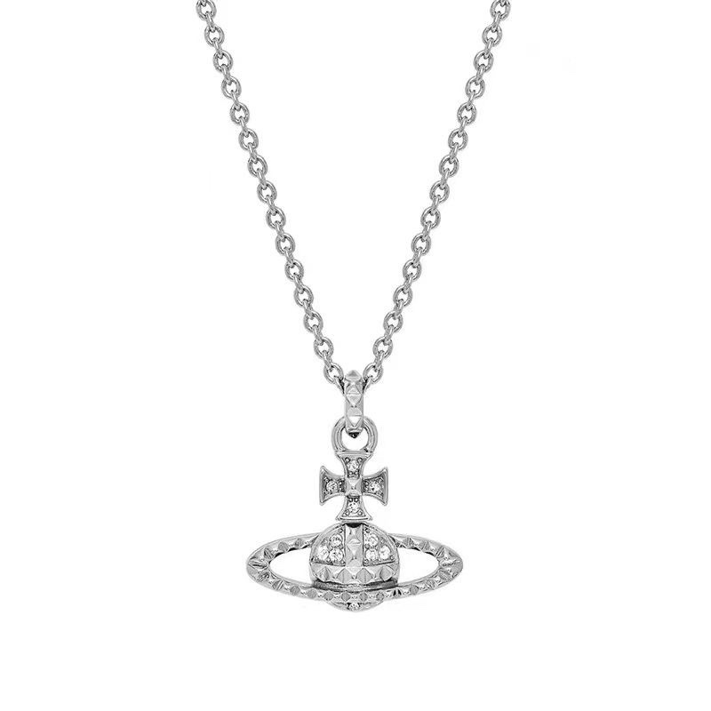Vivienne Westwood Mayfair Bas Relief Pendant Silver 착용 스타일 - 1