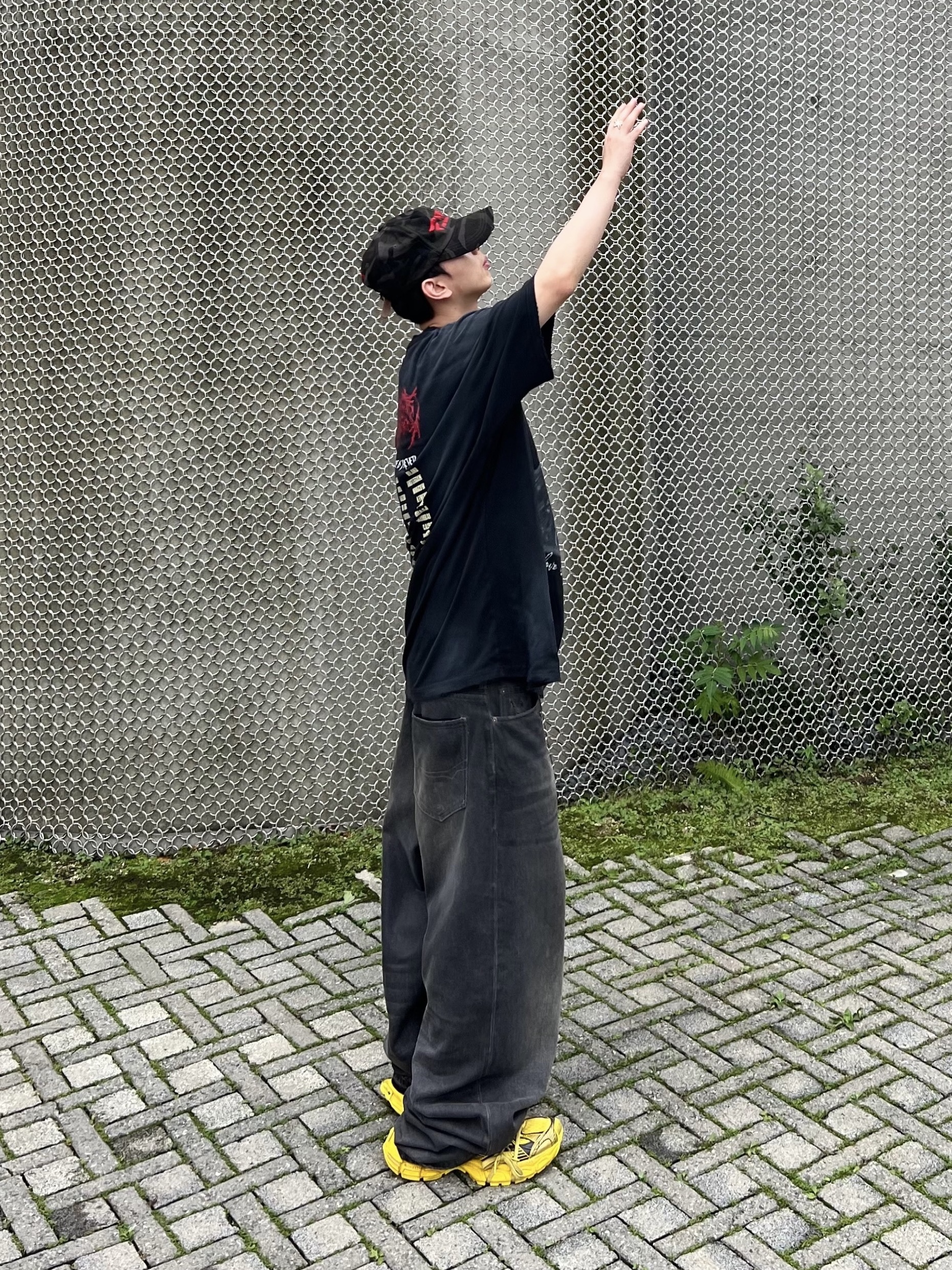 Balenciaga Large Baggy Jeans in Dark Grey Soft Denim, Balenciaga 3XL Sneakers Yellow Black 착용 스타일 - 3