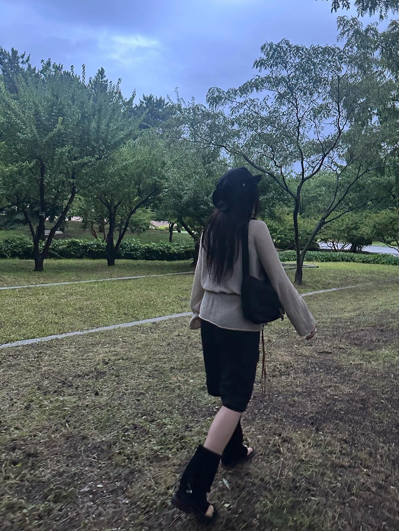 Matin Kim Buckle Bag Black 착용 스타일 - 1