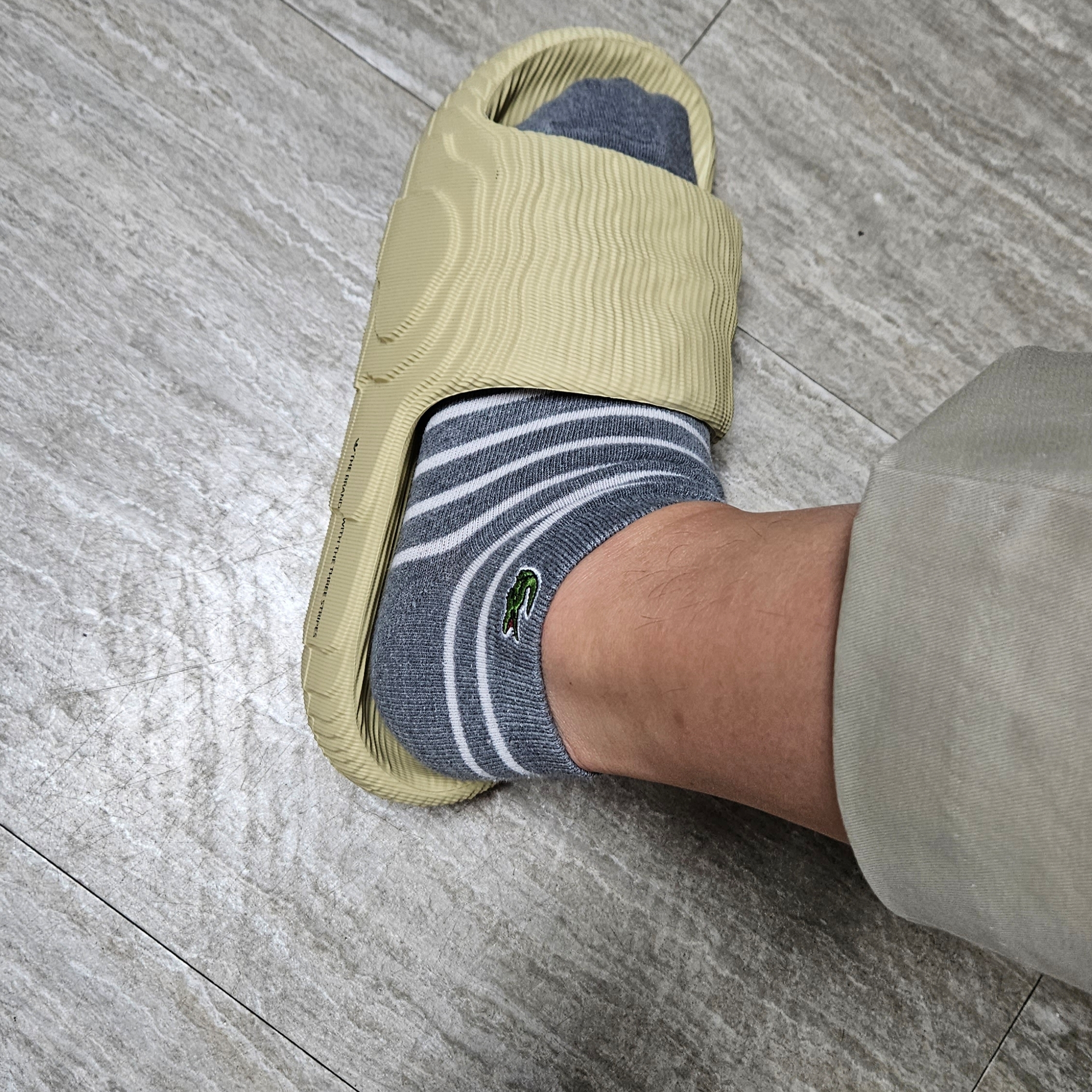 Adidas Adilette 22 Desert Sand 착용 스타일