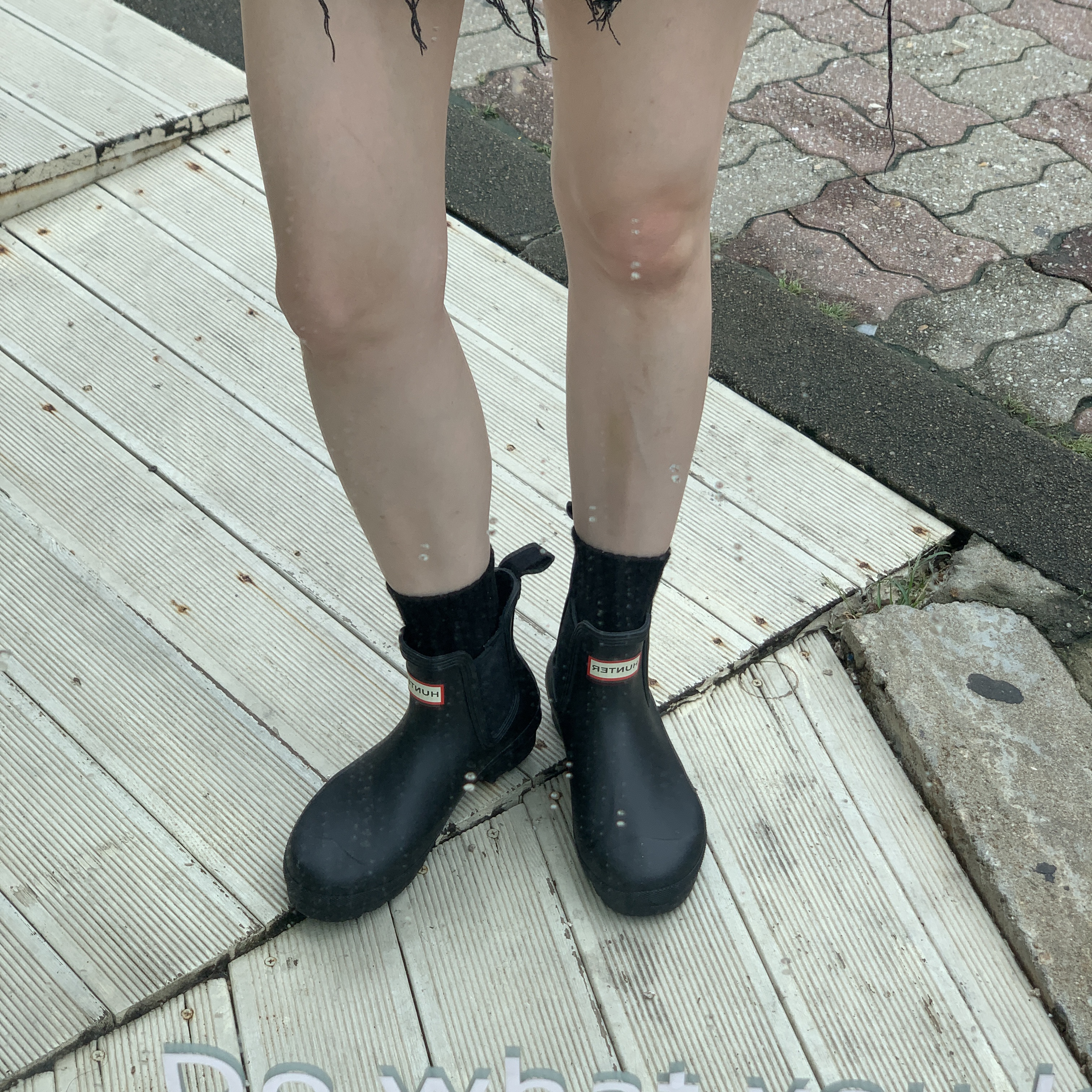 (W) Hunter Original Chelsea Boots Black 착용 스타일 - 2