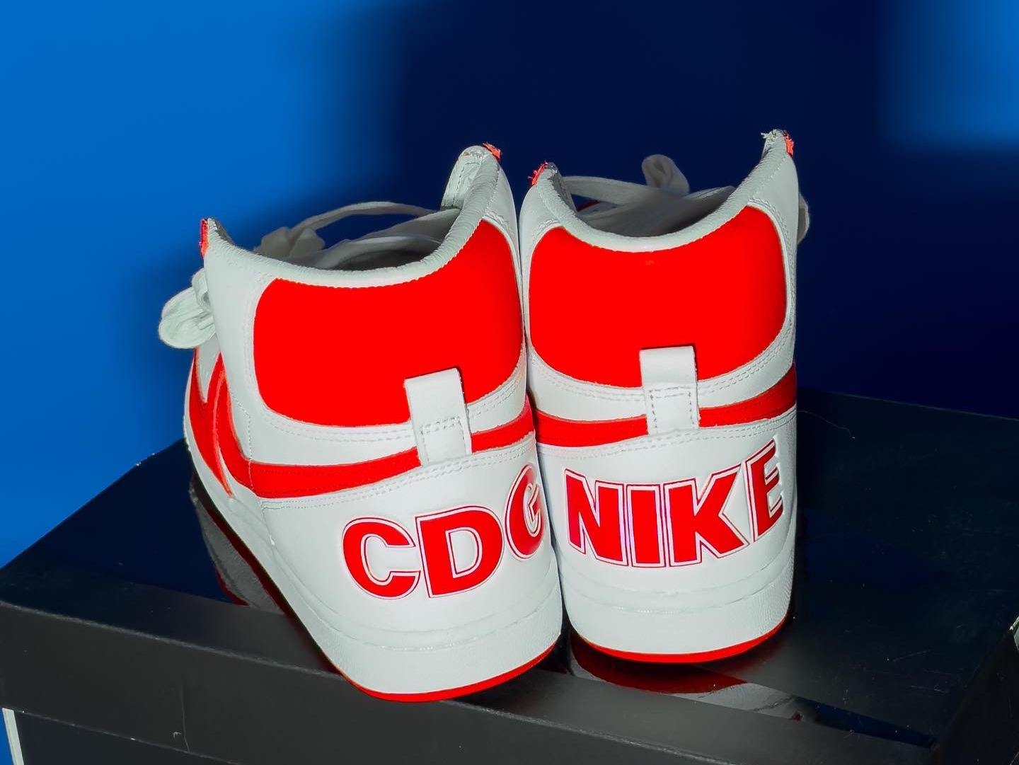 Nike x Comme des Garcons Homme Plus Terminator High Red, Stussy Built Tough T-Shirt White 착용 스타일 - 3