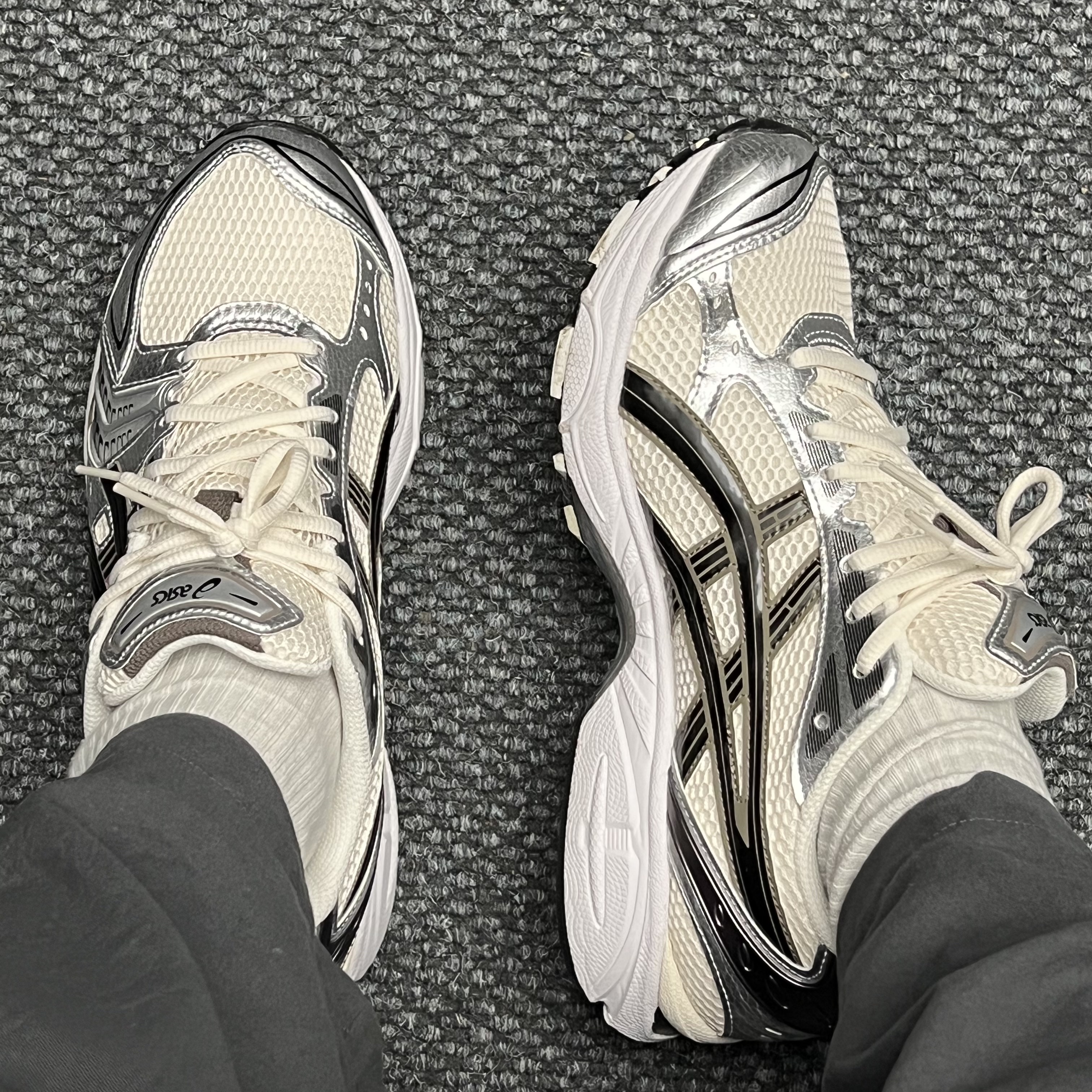 Asics Gel-Kayano 14 Cream Black 착용 스타일 - 2