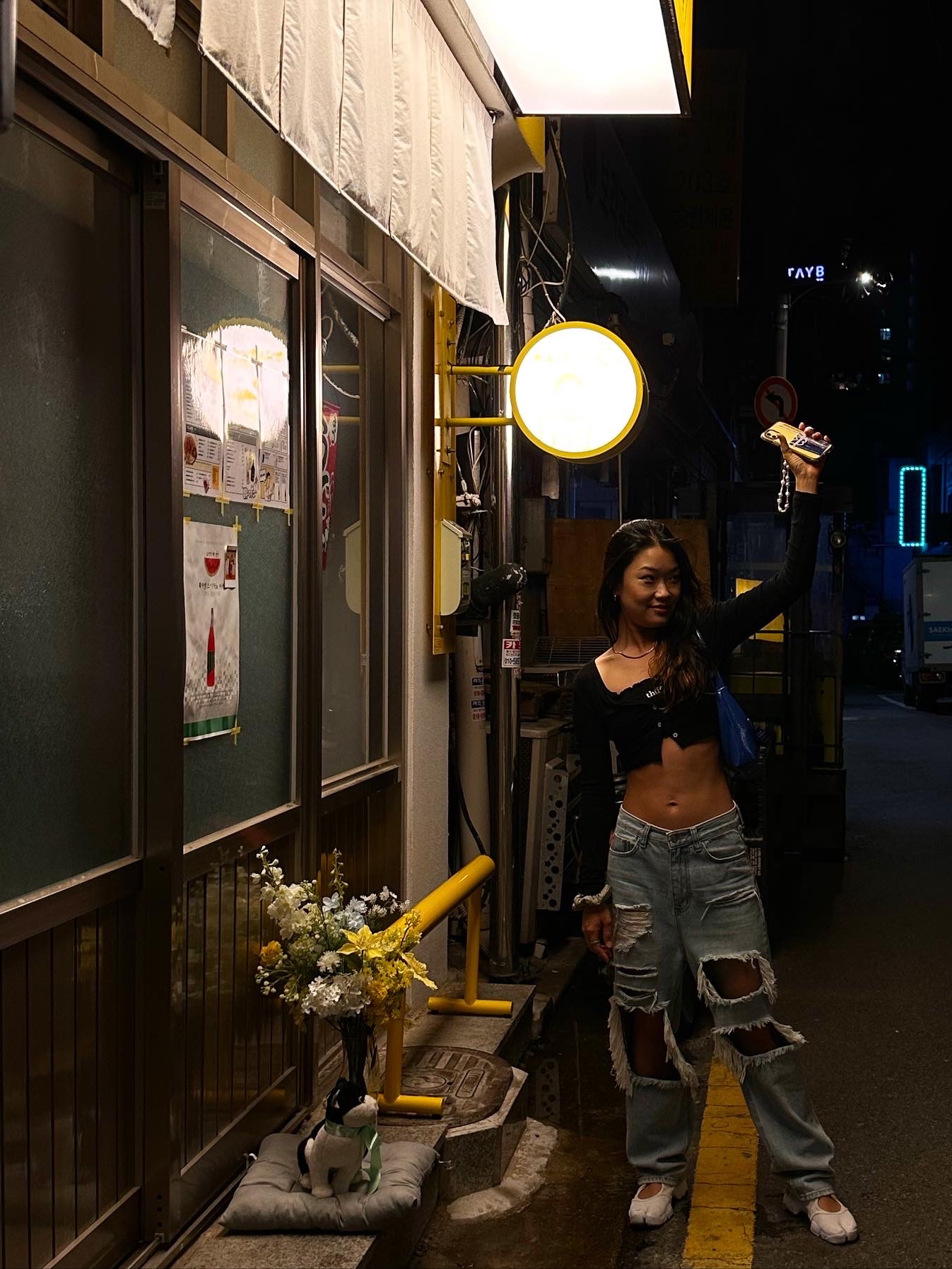 (W) Nike Air Rift Breathe White Pure Platinum, (W) Calvin Klein x Jennie Modern Cotton Bikini Panty Black Beauty 착용 스타일 - 2