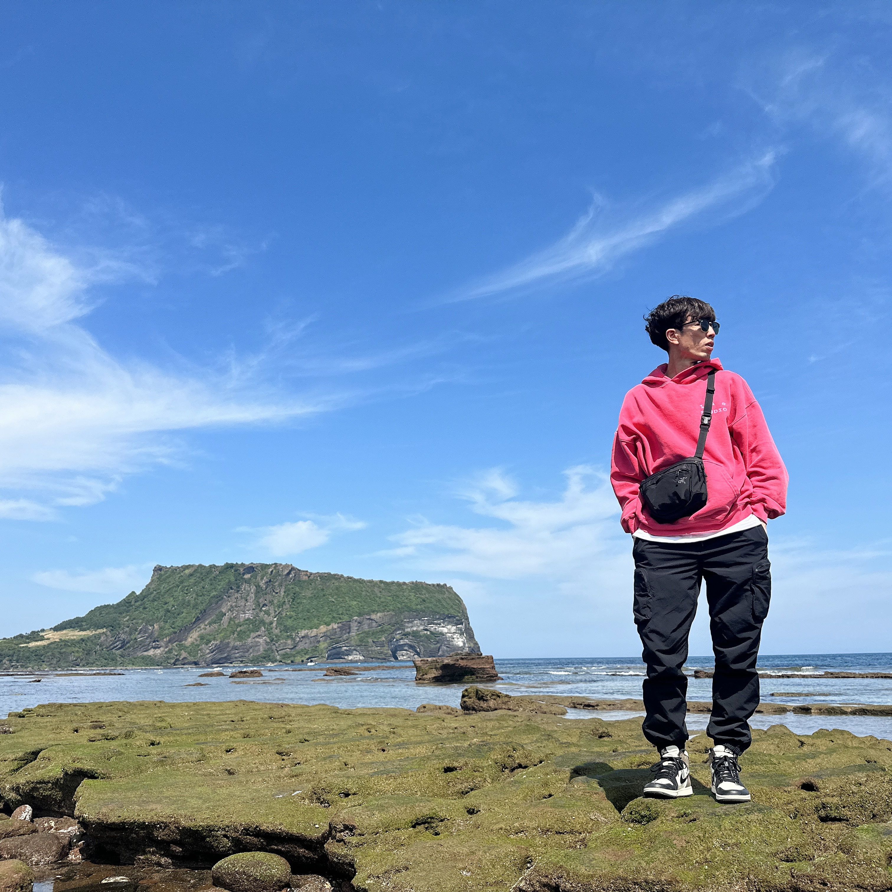 IAB Studio 10th Anniversary T-Shirts Pack White & Black (2 Pack), Arc'teryx Mantis 2 Waistpack Black 착용 스타일
