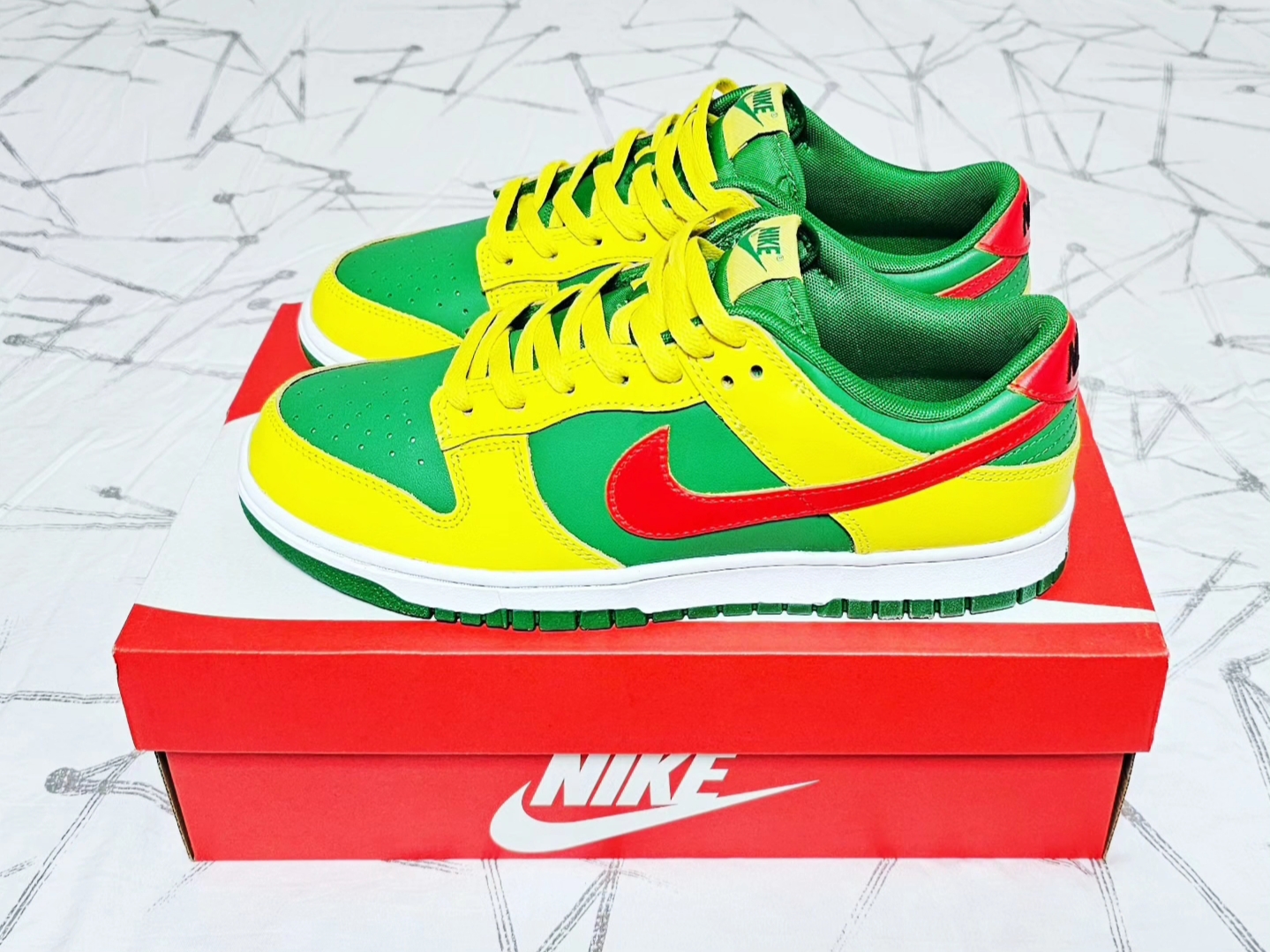 Nike Dunk Low Apple Green and Yellow Strike 착용 스타일 - 2
