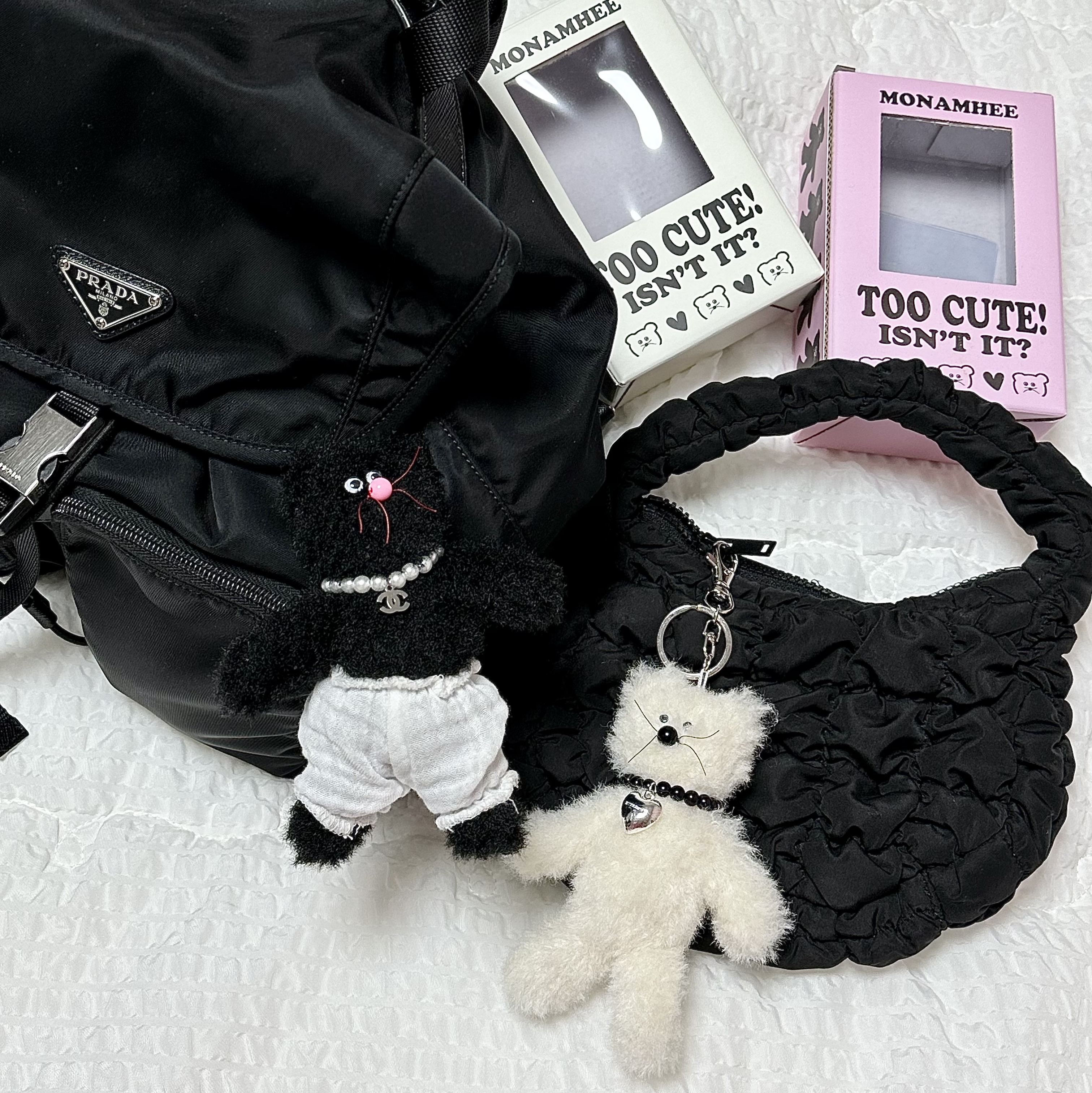 [KREAM 단독] Monamhee Beulpingi Keyring with White Pants Black 착용 스타일
