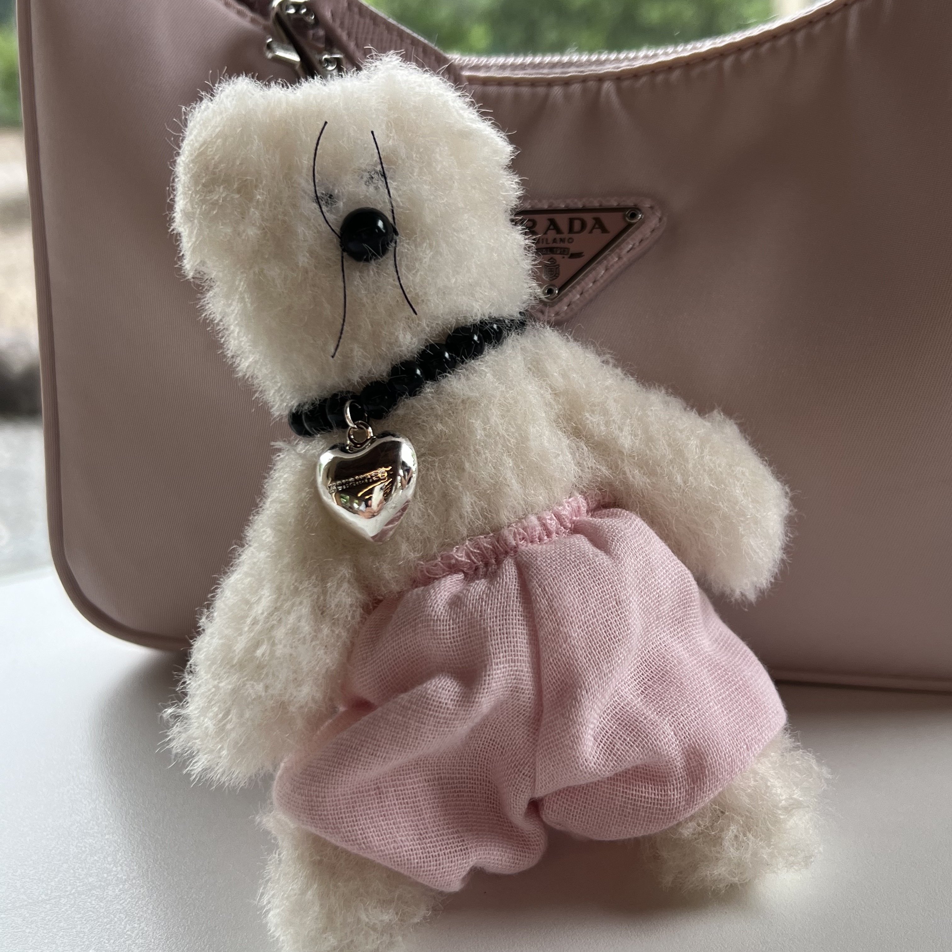 [KREAM 단독] Monamhee Creami Keyring Cream, Prada Re-Nylon Re-Edition 2000 Mini Bag Alabaster Pink 착용 스타일 - 2