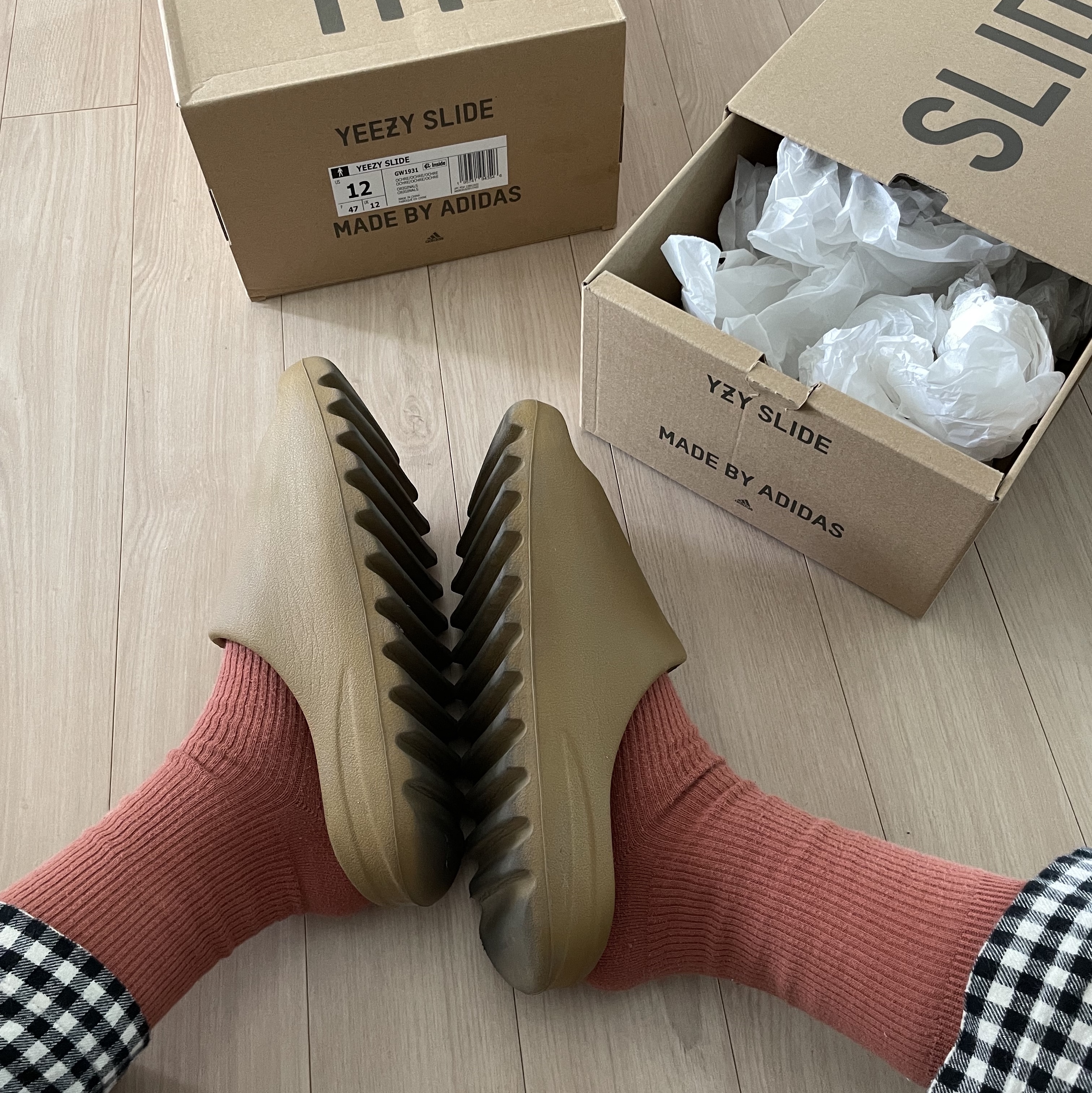 Adidas Yeezy Slide Ochre 착용 스타일 - 3