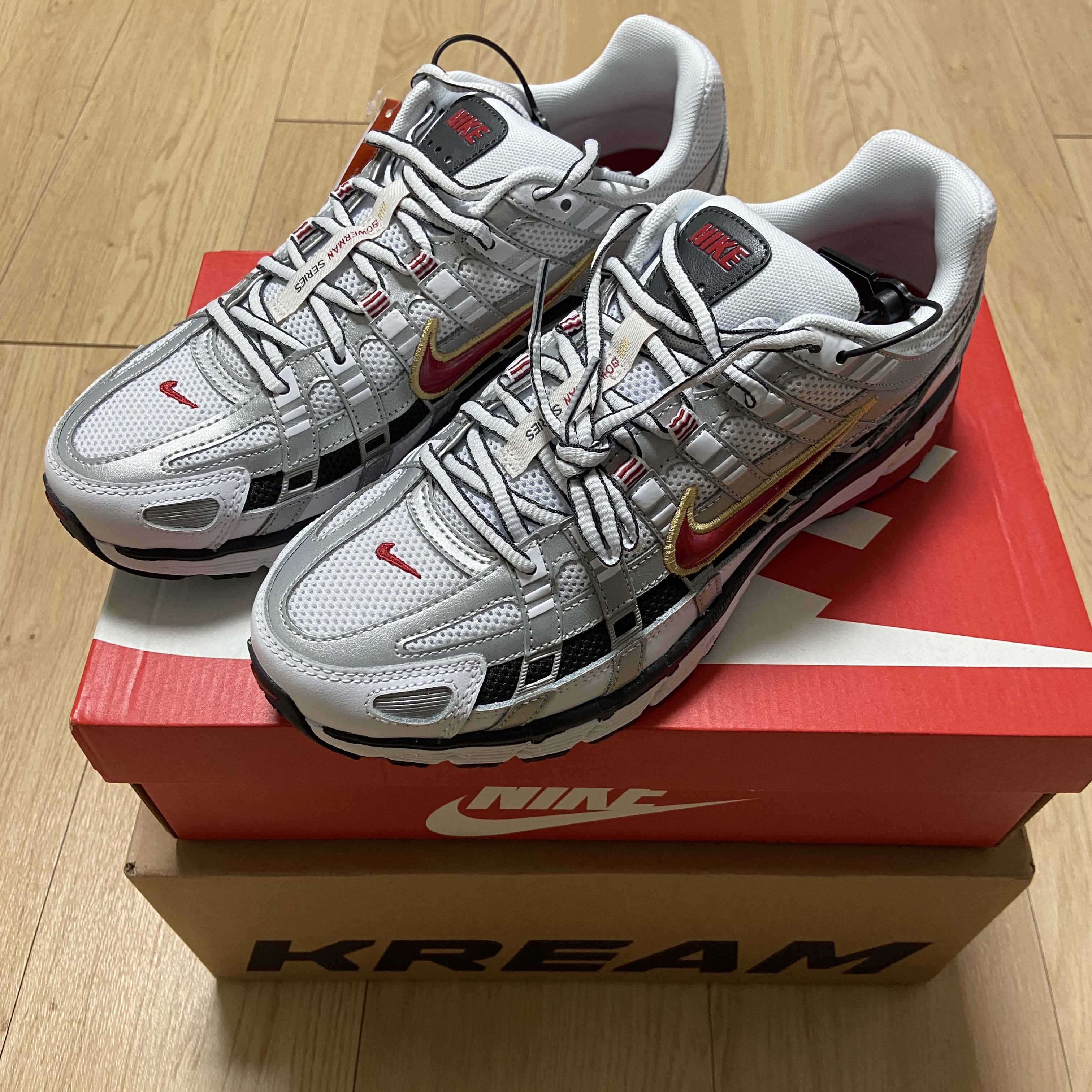 (W) Nike P-6000 Metallic Silver Red 착용 스타일