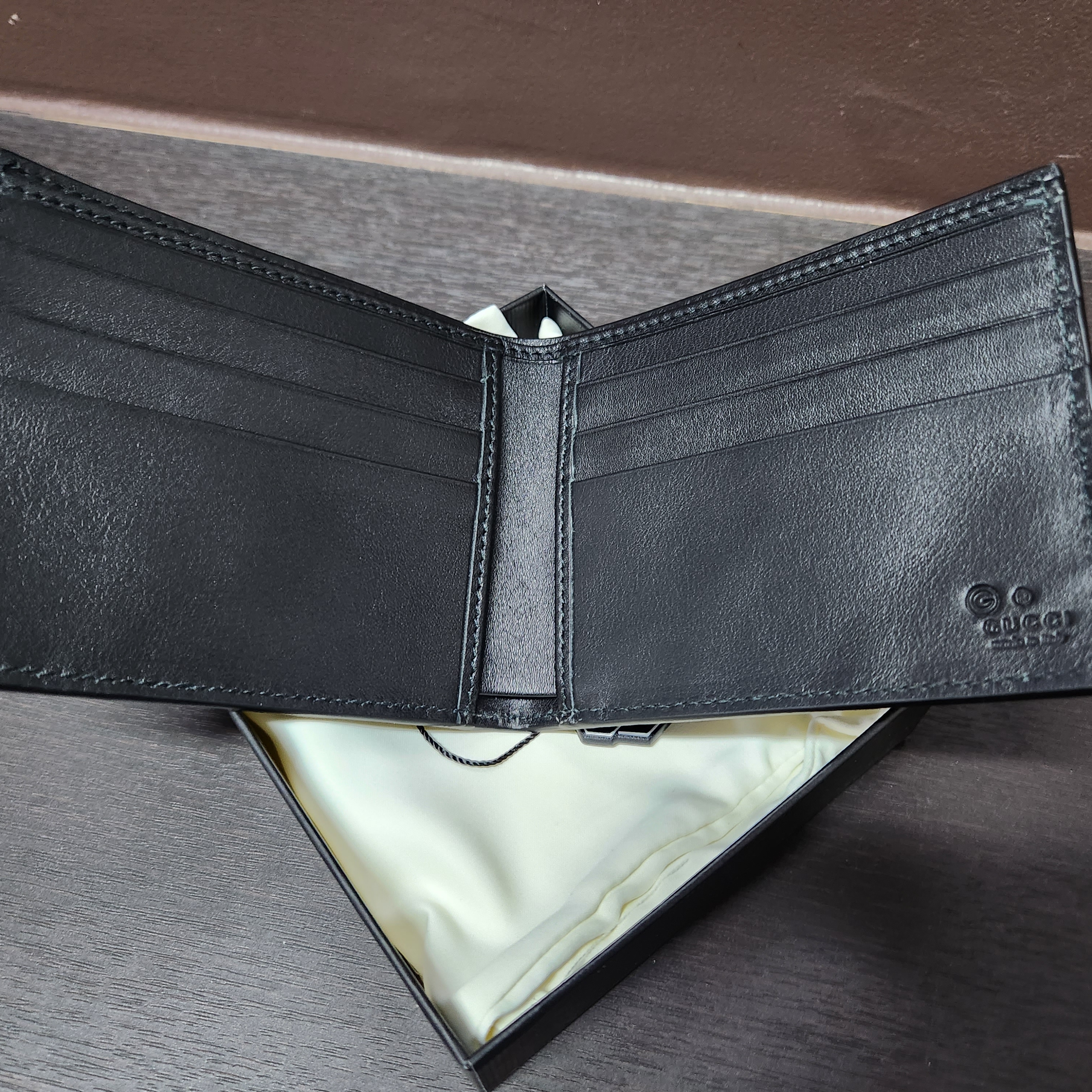 Gucci Micro GG Ssima Bi-Fold Wallet Black 착용 스타일 - 4