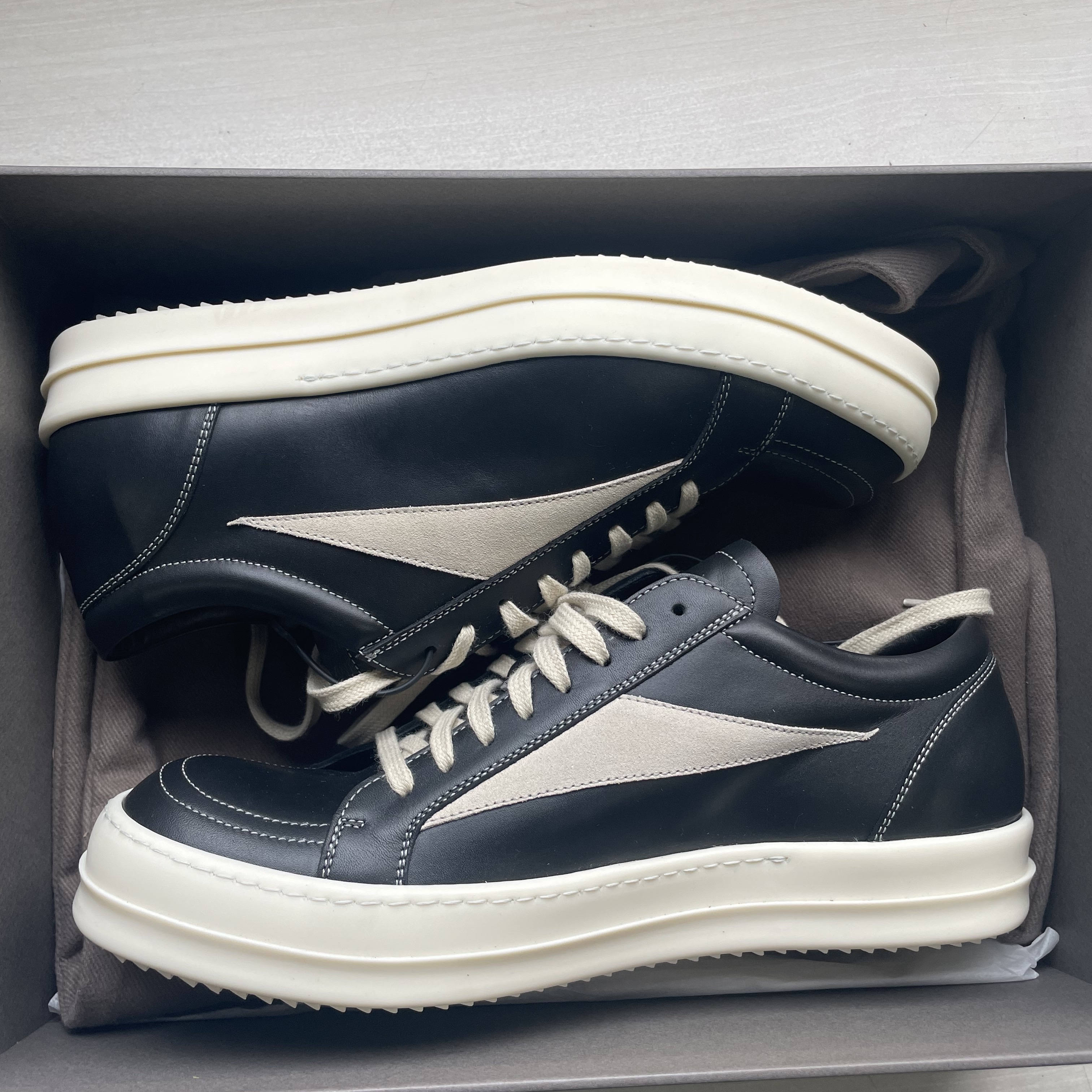 Rick Owens Luxor Vintage Sneakers Black Milk 착용 스타일