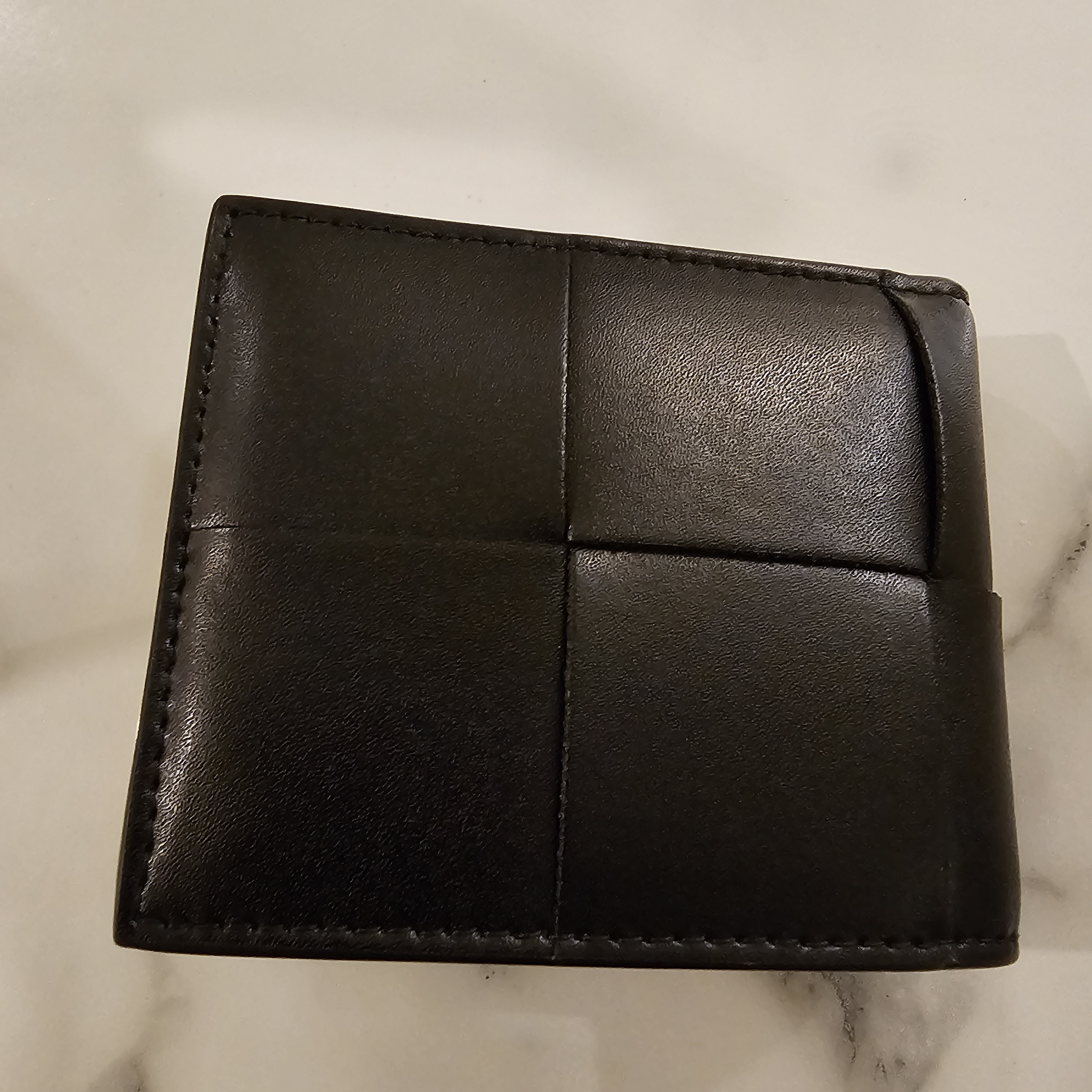 Bottega Veneta Bi-Fold Wallet Black 착용 스타일 - 1