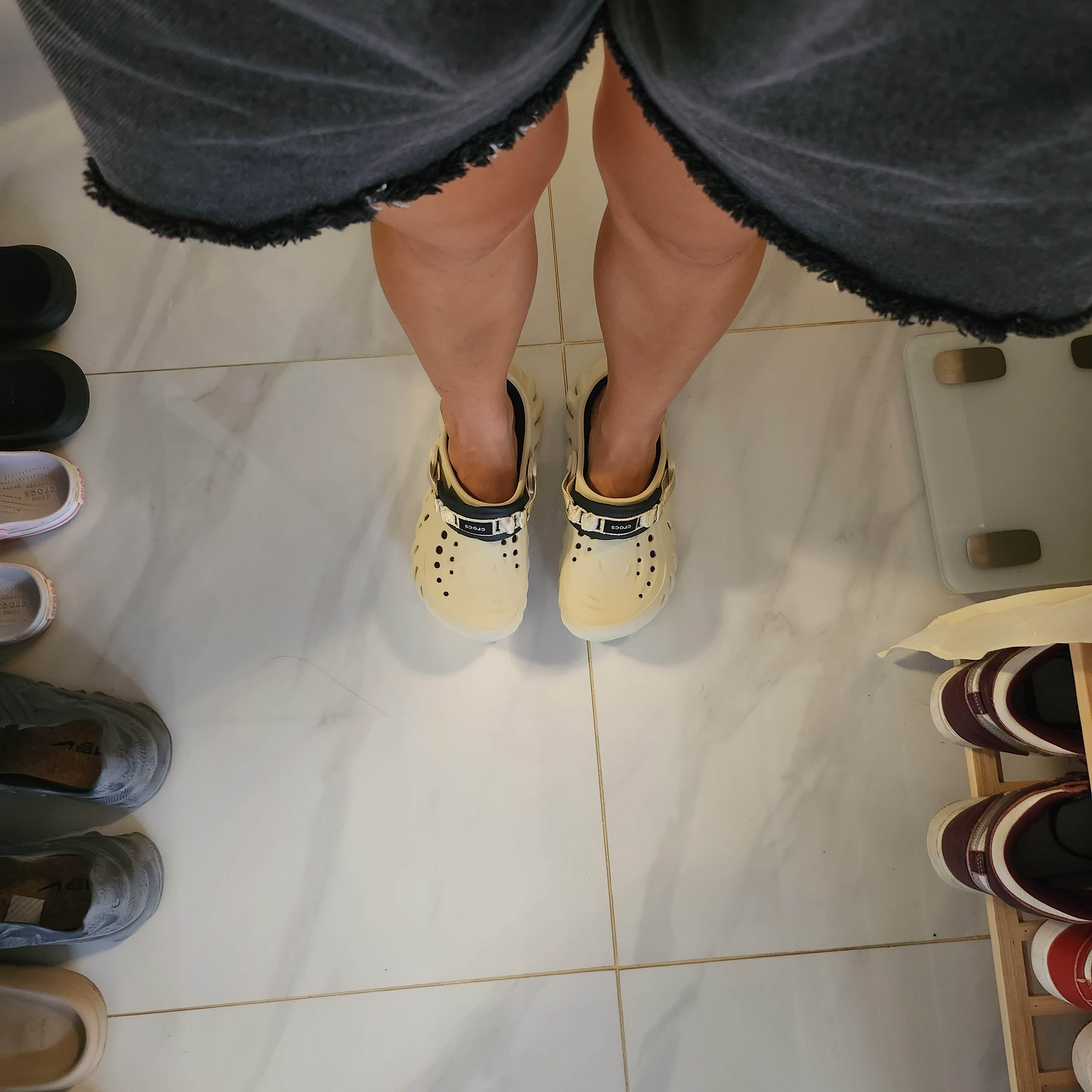 Crocs Echo Clog Bone Black 착용 스타일