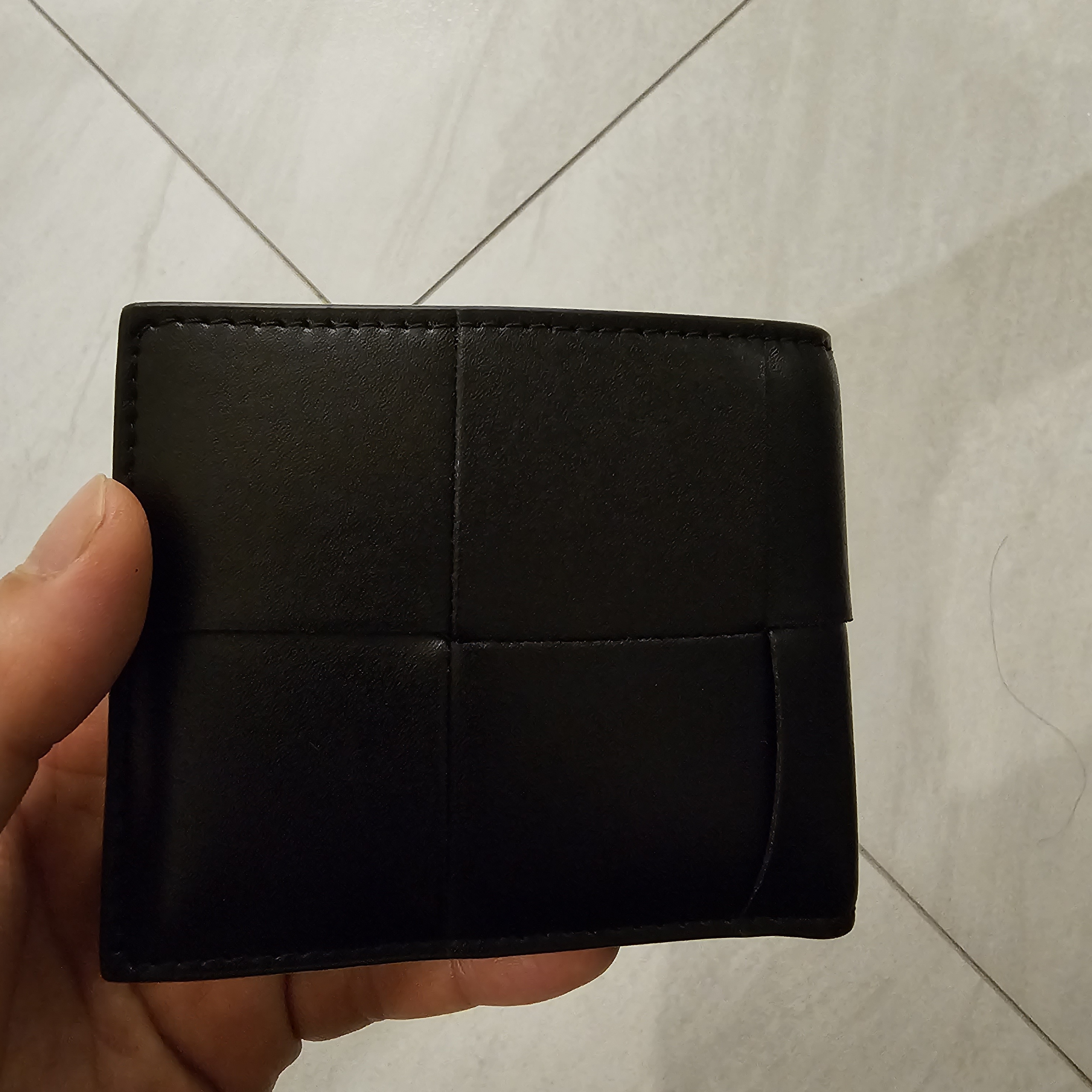 Bottega Veneta Bi-Fold Wallet Black 착용 스타일 - 3