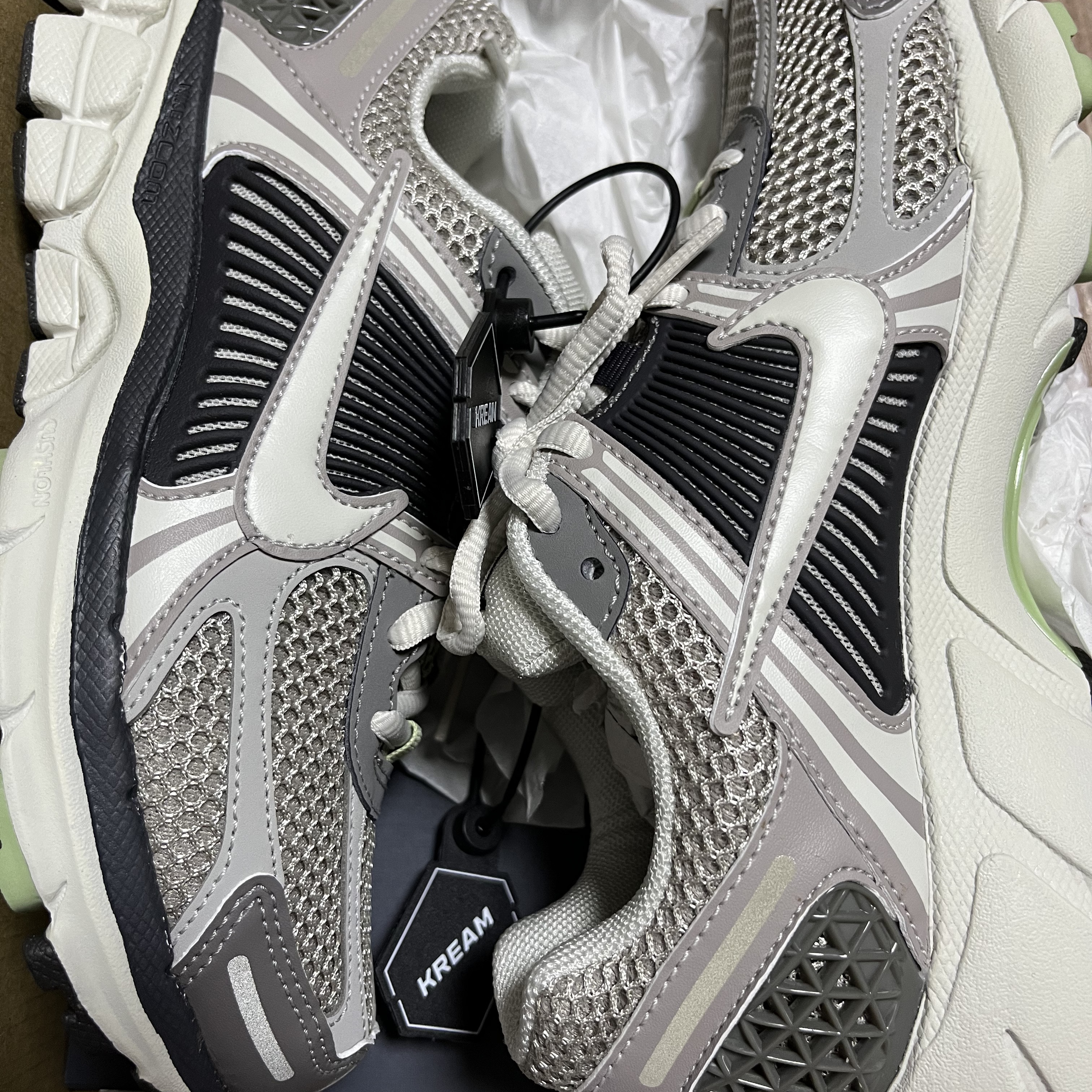 (W) Nike Zoom Vomero 5 Cobblestone and Flat Pewter 착용 스타일